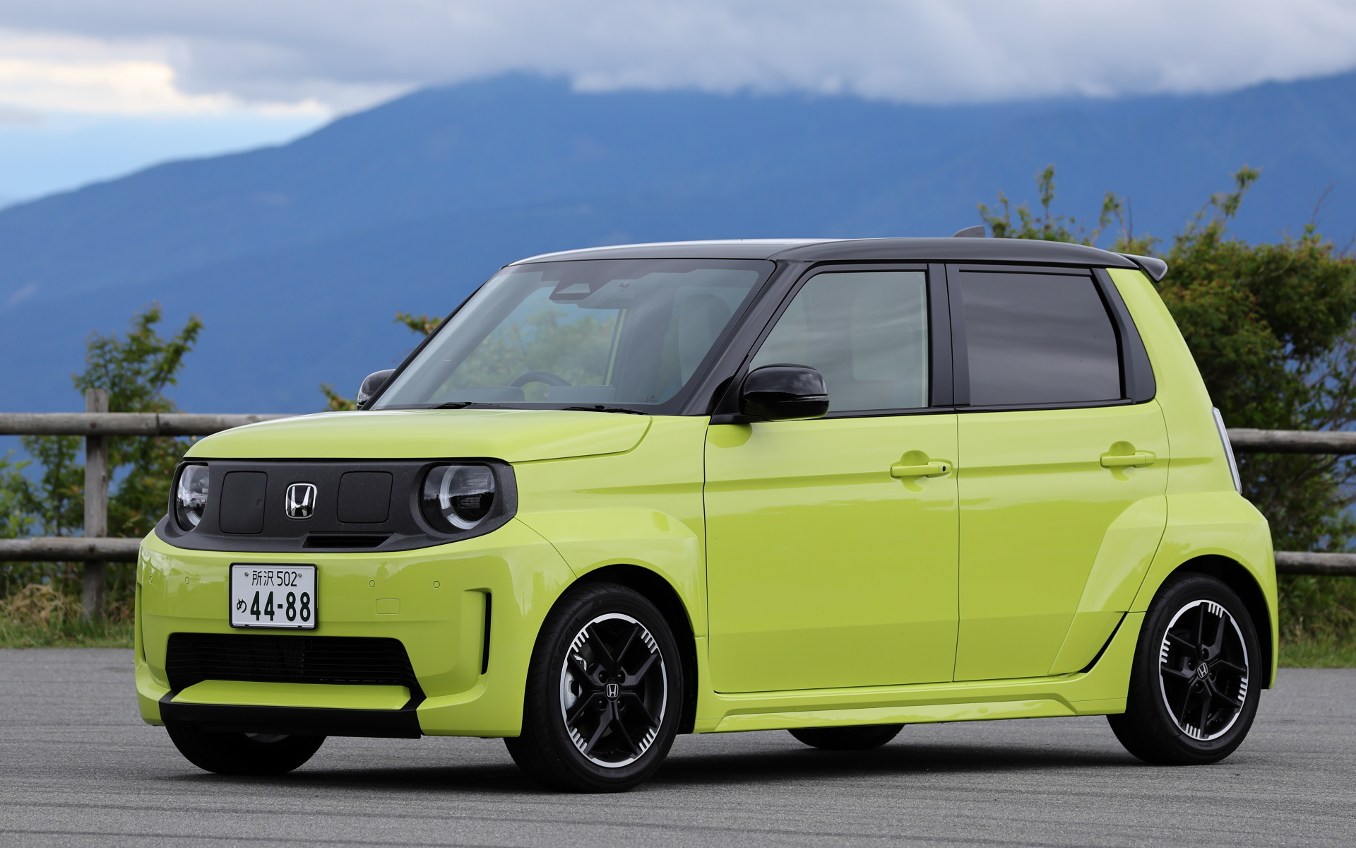 「N-ONE e:」をベースに開発された小型EV「スーパーワン」（339万200円）。ボディサイズは3580×1575×1615mm（全長×全幅×全高）、ホイールベースは2520mm。N-ONE e:から185mm長く、100mm広く、70mm高いサイズ
