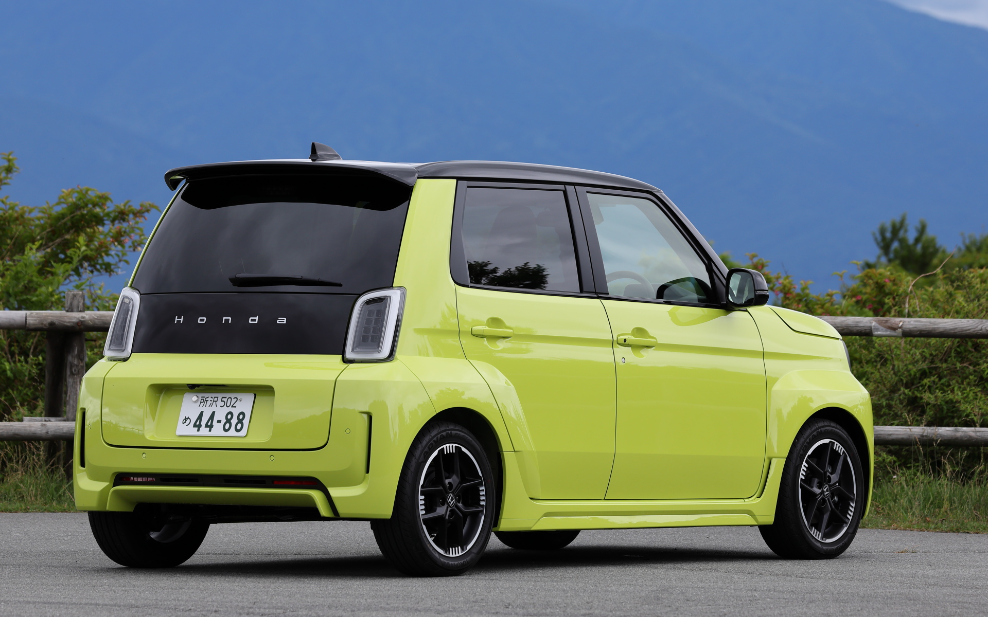 「N-ONE e:」をベースに開発された小型EV「スーパーワン」（339万200円）。ボディサイズは3580×1575×1615mm（全長×全幅×全高）、ホイールベースは2520mm。N-ONE e:から185mm長く、100mm広く、70mm高いサイズ