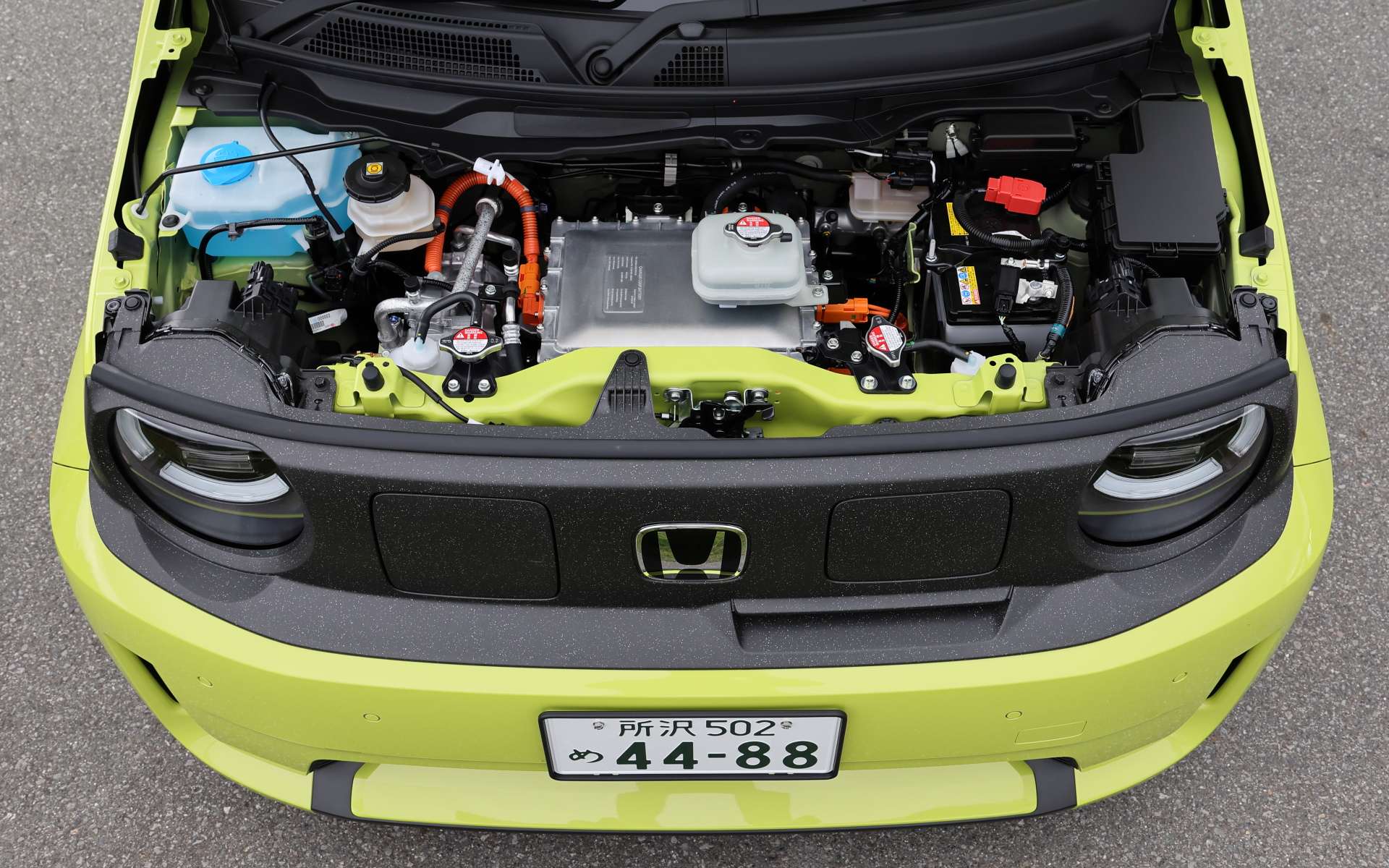 搭載するモーターはベースモデルのN-ONE e:、スーパーワンともにMCF7型だが、最高出力はN-ONE e:の47kW（64PS）に対して70kW（95PS）まで高められ、最大トルクは162Nm（16.5kgfm）で共通。一充電走行距離（WLTC）はN-ONE e:が295km、スーパーワンが274km