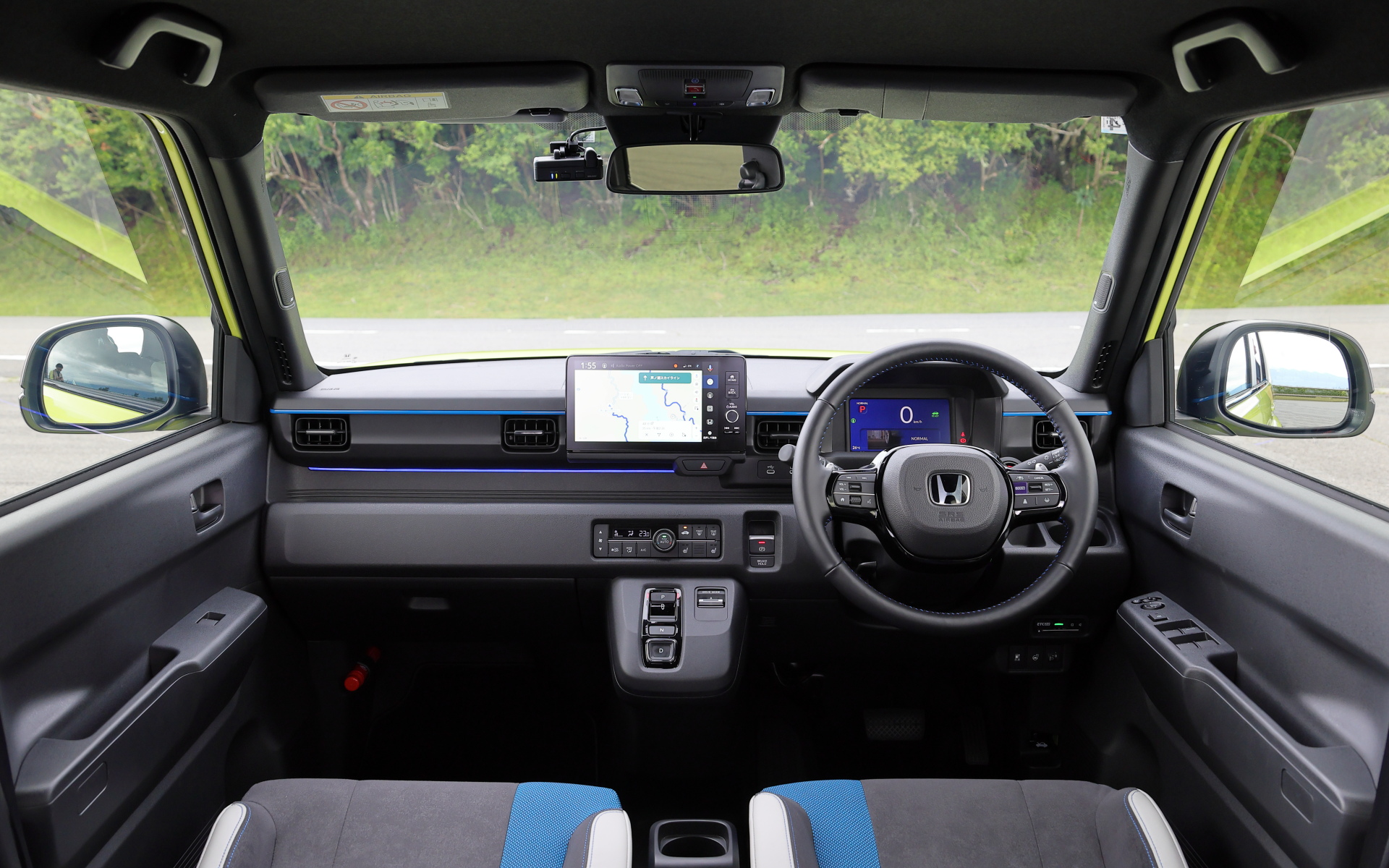 インテリアでは専用スポーツシートを採用するほか、「BOSEプレミアムサウンドシステム」をホンダの小型モデルとして初めて標準装備。BOSE独自の音響技術「Dynamic Speed Compensation」を採用し、高品質なサウンドを実現するとともにアクセル操作に応じて仮想のエンジンサウンドを車内に響かせるアクティブサウンドコントロール機能も備わる