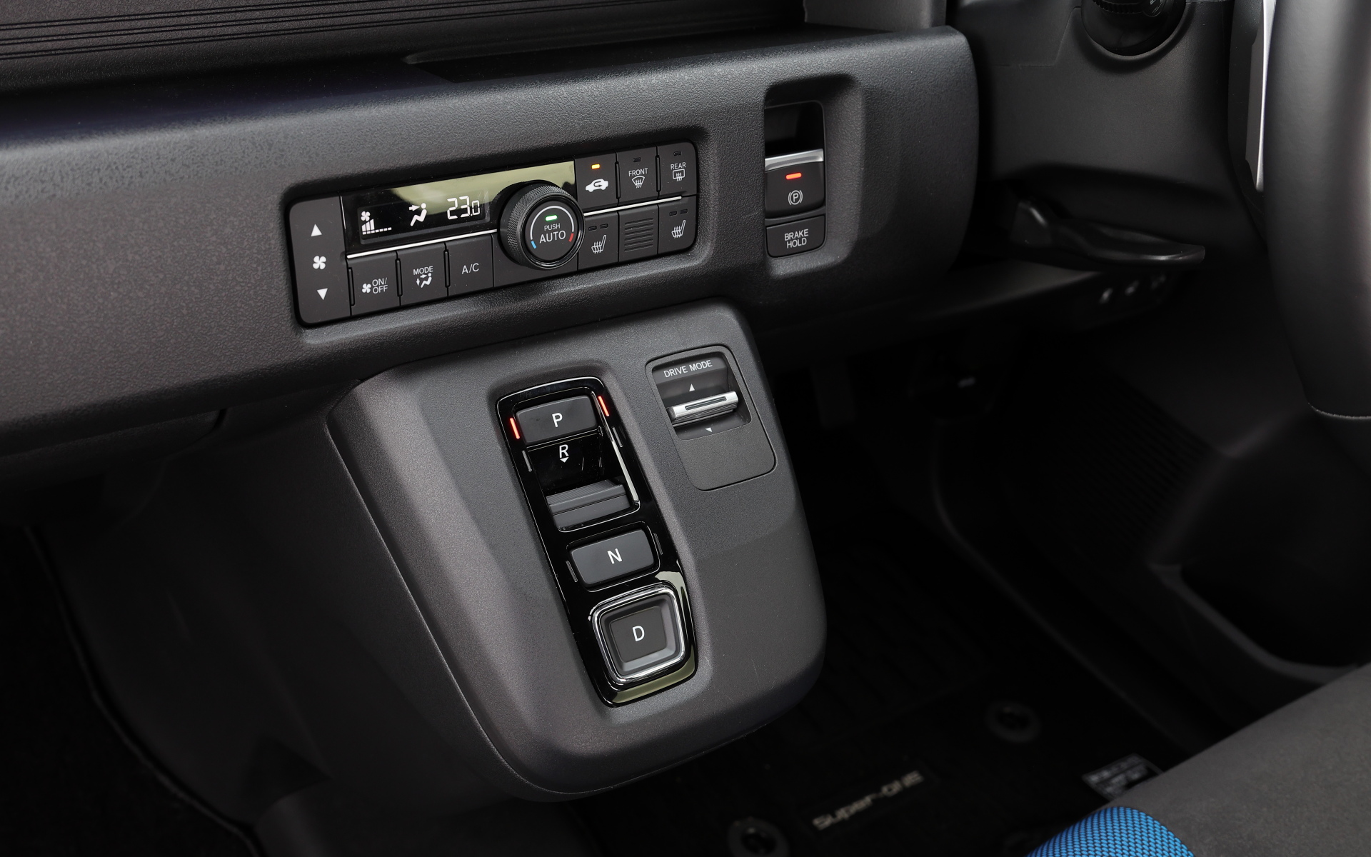 インテリアでは専用スポーツシートを採用するほか、「BOSEプレミアムサウンドシステム」をホンダの小型モデルとして初めて標準装備。BOSE独自の音響技術「Dynamic Speed Compensation」を採用し、高品質なサウンドを実現するとともにアクセル操作に応じて仮想のエンジンサウンドを車内に響かせるアクティブサウンドコントロール機能も備わる