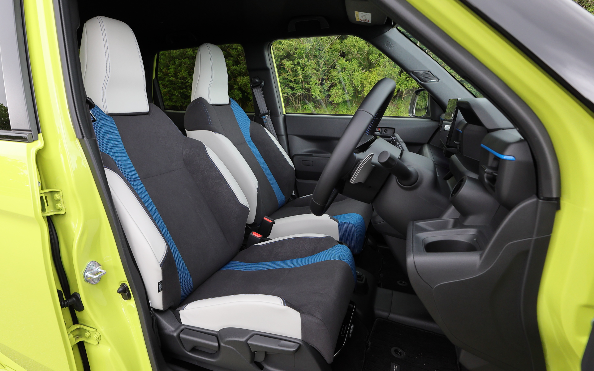 インテリアでは専用スポーツシートを採用するほか、「BOSEプレミアムサウンドシステム」をホンダの小型モデルとして初めて標準装備。BOSE独自の音響技術「Dynamic Speed Compensation」を採用し、高品質なサウンドを実現するとともにアクセル操作に応じて仮想のエンジンサウンドを車内に響かせるアクティブサウンドコントロール機能も備わる