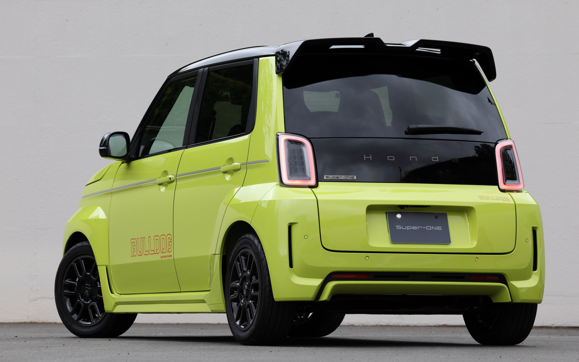 会場には標準車以外にホンダアクセスの純正アクセサリーによるエクステリアコーディネイト「BULLDOG STYLE（ブルドッグ スタイル）」モデルも展示。シティ・ターボIIの書体を再現した「BULLDOG」デカールをはじめ、スポーティな走りを想起させる「テールゲートスポイラー」、発光色のイエローとクリアの切り替えが可能な「LEDフォグライト バイカラー」、ベルリナブラックの「15インチアルミホイールME-027」、スーパーワンの車名プレートも付属する「ブラックエンブレム」を装着。インテリア向けとしてはスポーツペダルやUSB PDチャージャー（Type-C）なども用意される