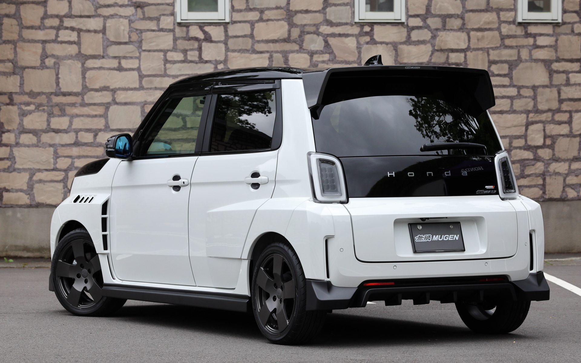 こちらは無限（M-TEC）アイテムを装着したスーパーワン。「エアロボンネット」「フロントアンダースポイラー」「フロントオーバーフェンダー」「サイドガーニッシュ」「リアオーバーフェンダー」「リアアンダースポイラー」「カーボンドアミラーカバー」「カーボンテールゲートスポイラー」に加え、「リッドベースデカール」や16インチ鍛造アルミホイール「FC5」、「パフォーマンスダンパー」などをセット
