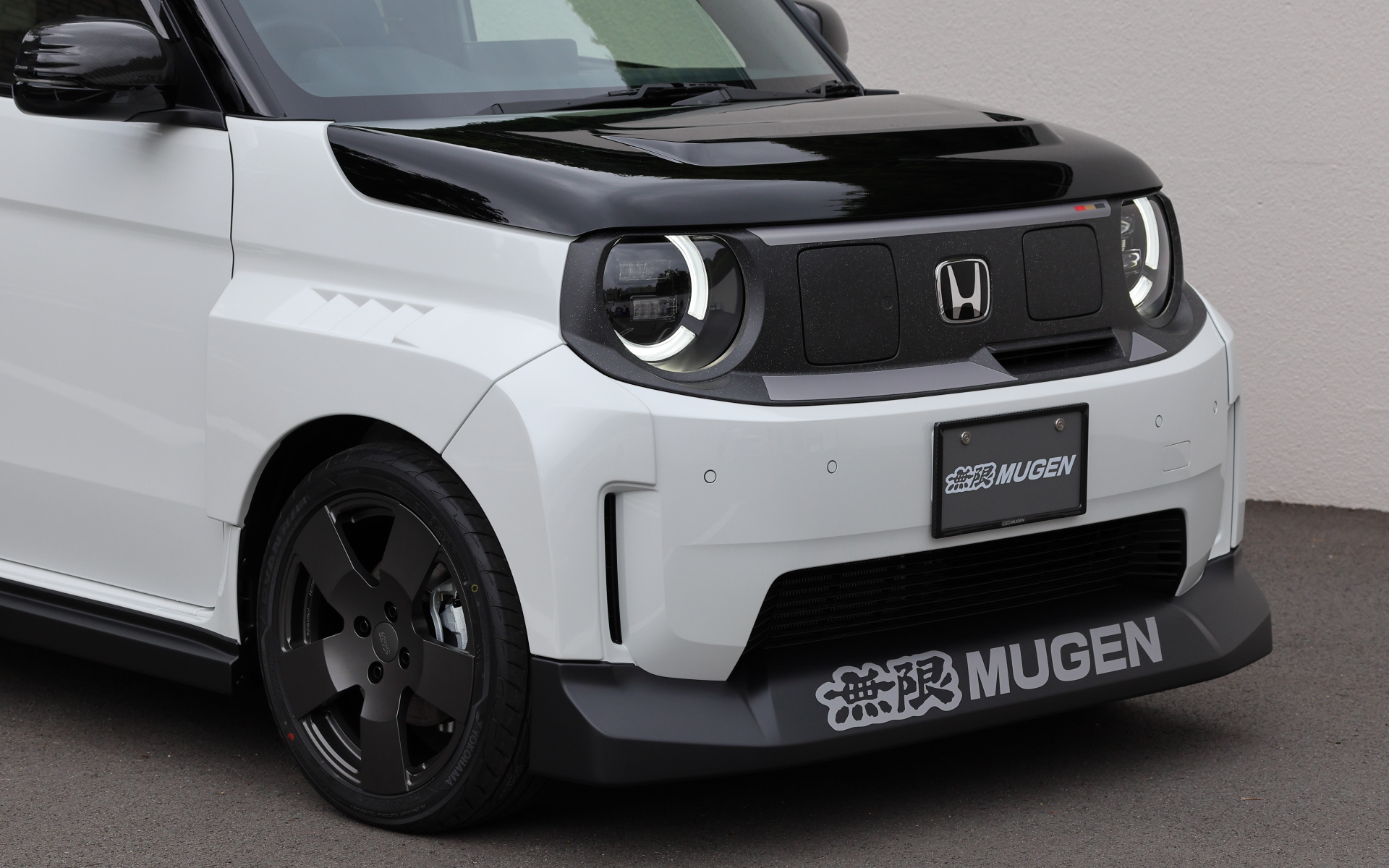 こちらは無限（M-TEC）アイテムを装着したスーパーワン。「エアロボンネット」「フロントアンダースポイラー」「フロントオーバーフェンダー」「サイドガーニッシュ」「リアオーバーフェンダー」「リアアンダースポイラー」「カーボンドアミラーカバー」「カーボンテールゲートスポイラー」に加え、「リッドベースデカール」や16インチ鍛造アルミホイール「FC5」、「パフォーマンスダンパー」などをセット