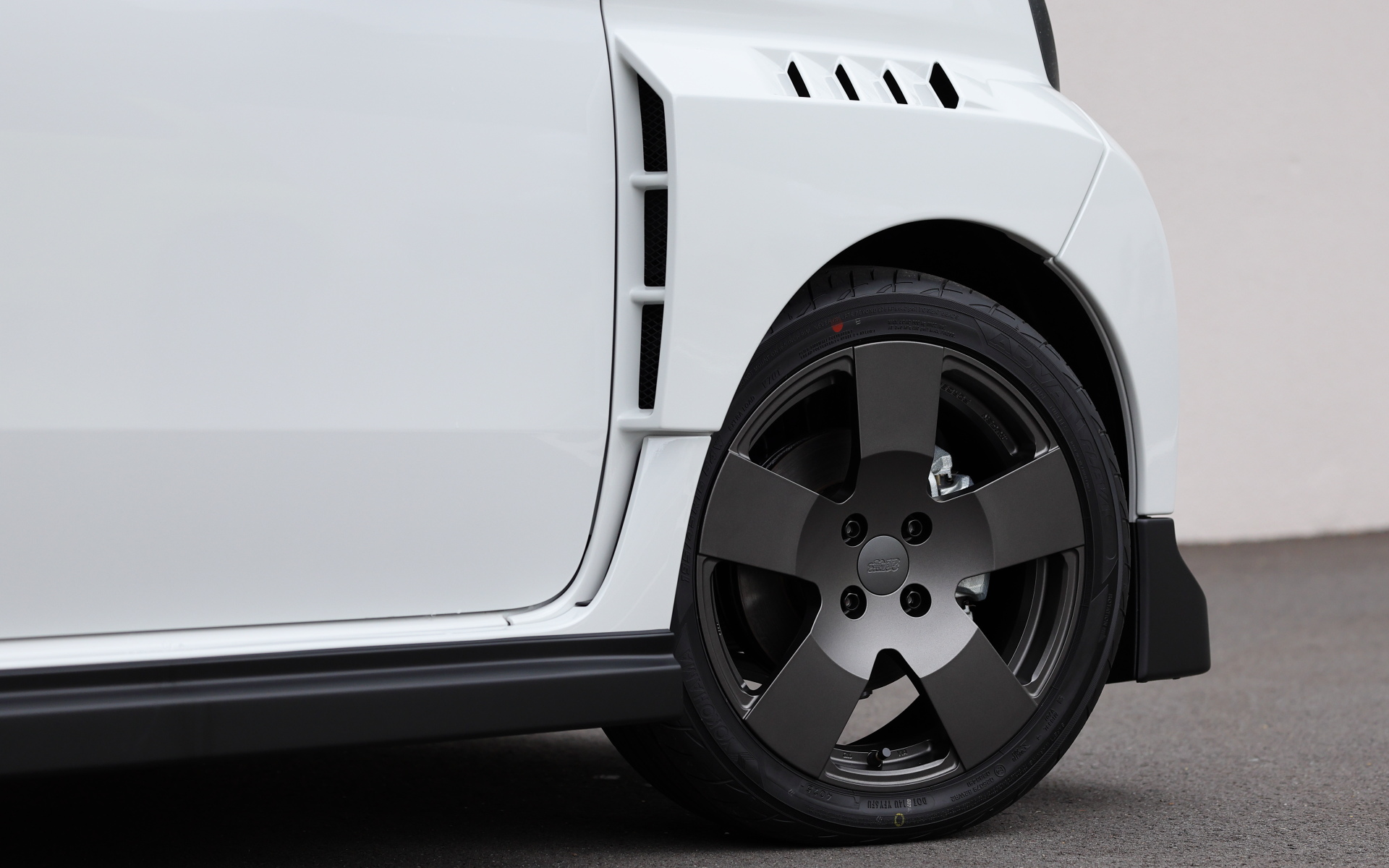 こちらは無限（M-TEC）アイテムを装着したスーパーワン。「エアロボンネット」「フロントアンダースポイラー」「フロントオーバーフェンダー」「サイドガーニッシュ」「リアオーバーフェンダー」「リアアンダースポイラー」「カーボンドアミラーカバー」「カーボンテールゲートスポイラー」に加え、「リッドベースデカール」や16インチ鍛造アルミホイール「FC5」、「パフォーマンスダンパー」などをセット