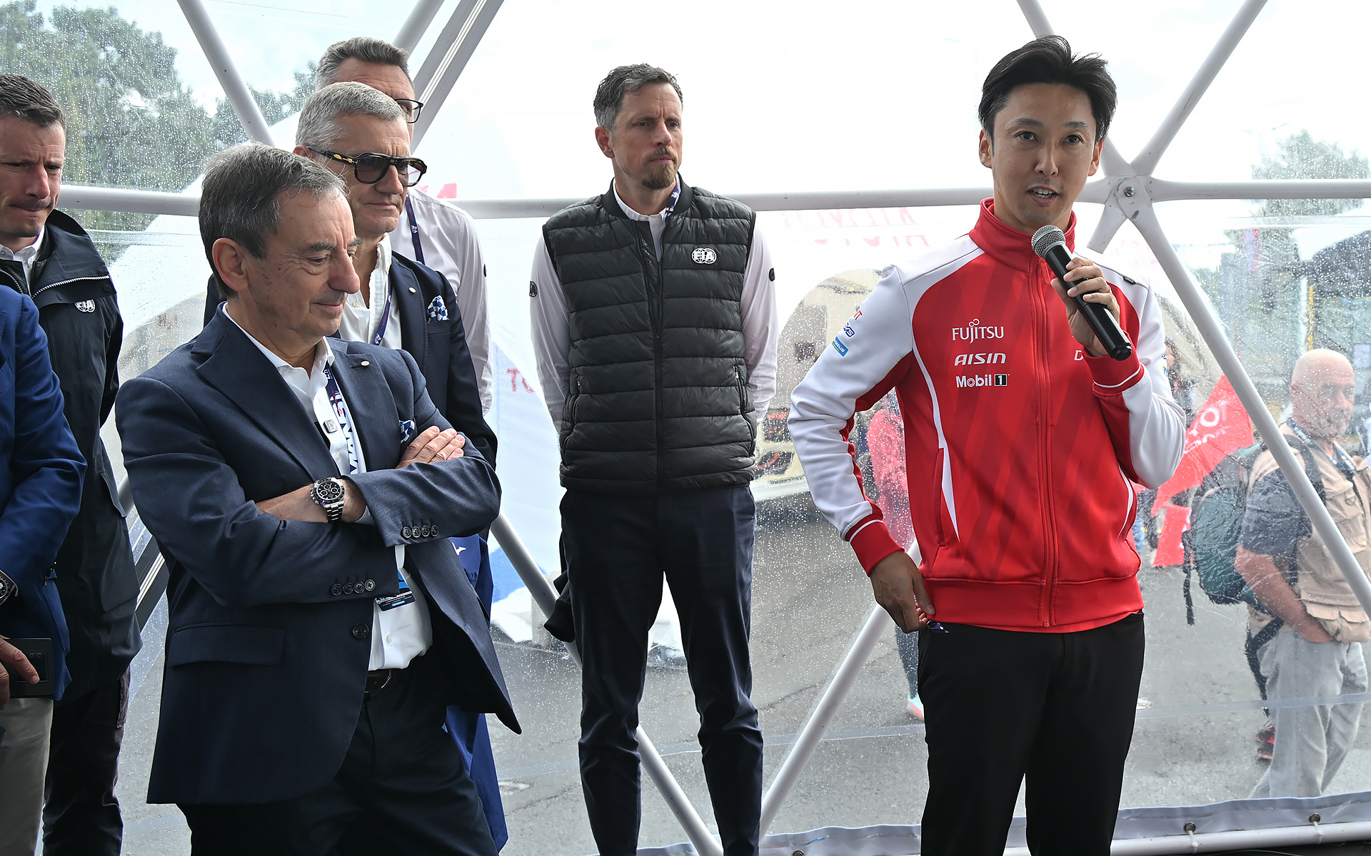 ピエール・フィヨン会長（左）と、中嶋一貴氏（右）。水素ビレッジでレーシングプロトタイプカー「TR LH2 Racing Prototype」をお披露目した