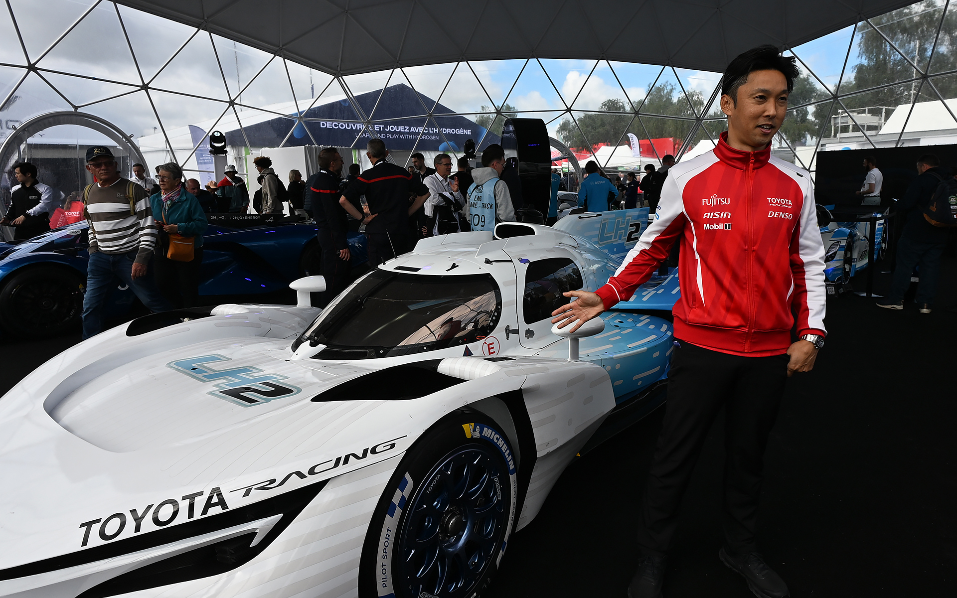 液体水素レーシングプロトタイプカー「TR LH2 Racing Prototype」をドライブしたのは中嶋一貴氏。ル・マンの優勝ドライバーでもあり、欧州での人気も高い