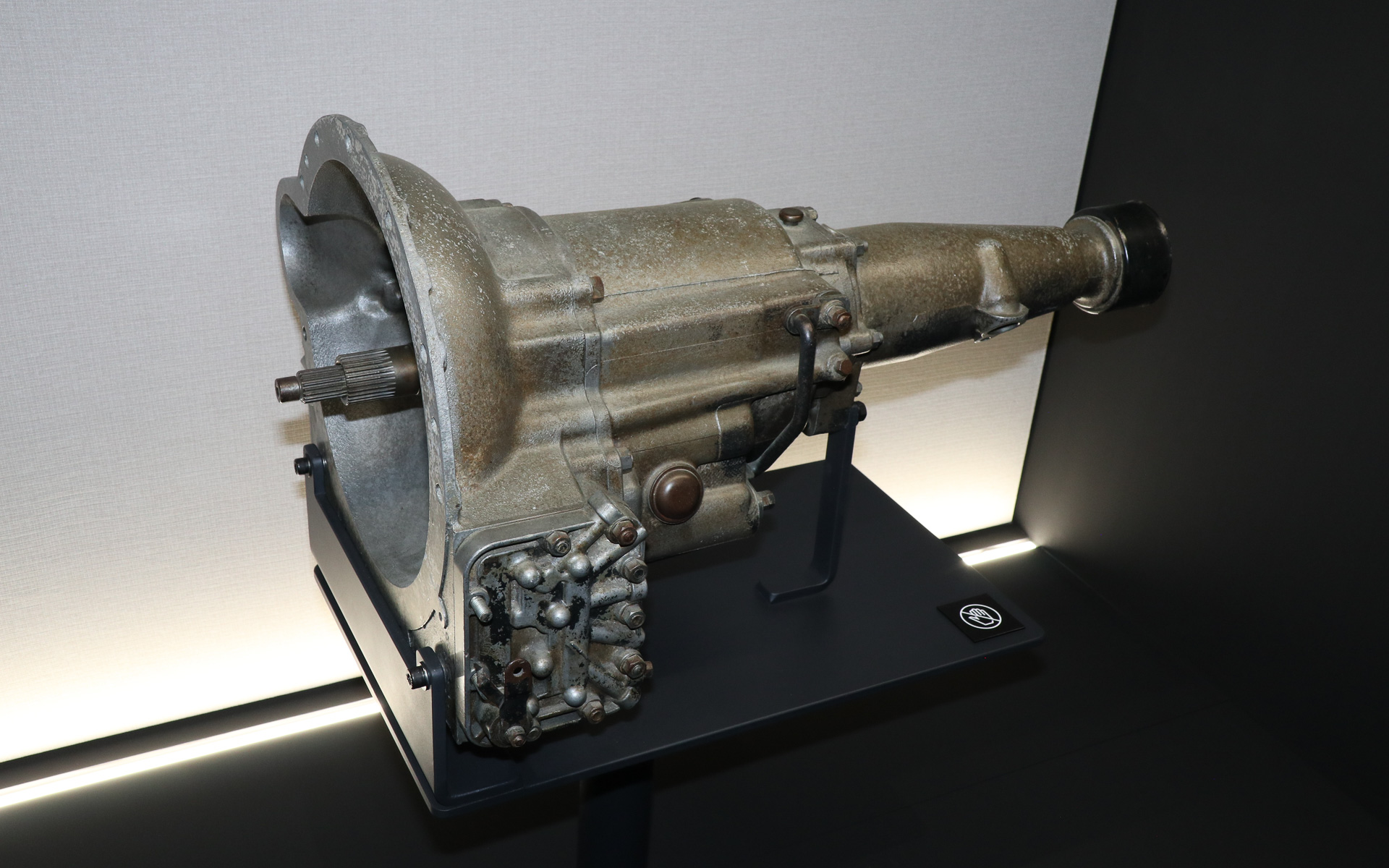 愛知工業（当時）が1961年から生産を始めた2速半自動変速機「トヨグライド」（展示品は3代目コロナ搭載品）