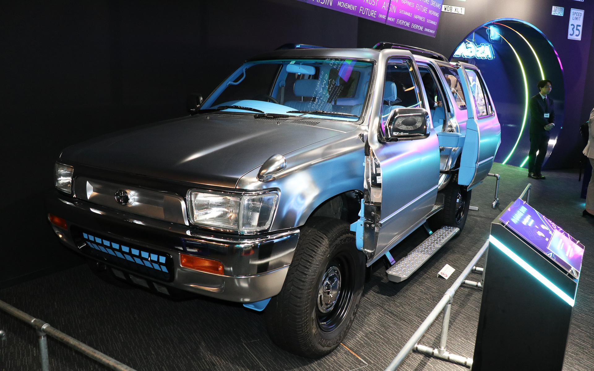 「ハイラックスサーフ」をベースとしたアイシンの博士の愛車は、ギラギラと光るメタリックのボディとスカイブルーを基調としたインテリアで未来感をアピール