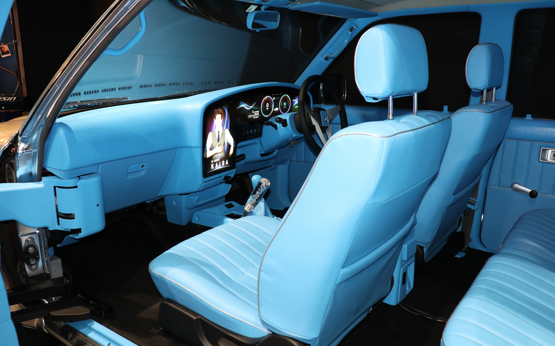 「ハイラックスサーフ」をベースとしたアイシンの博士の愛車は、ギラギラと光るメタリックのボディとスカイブルーを基調としたインテリアで未来感をアピール