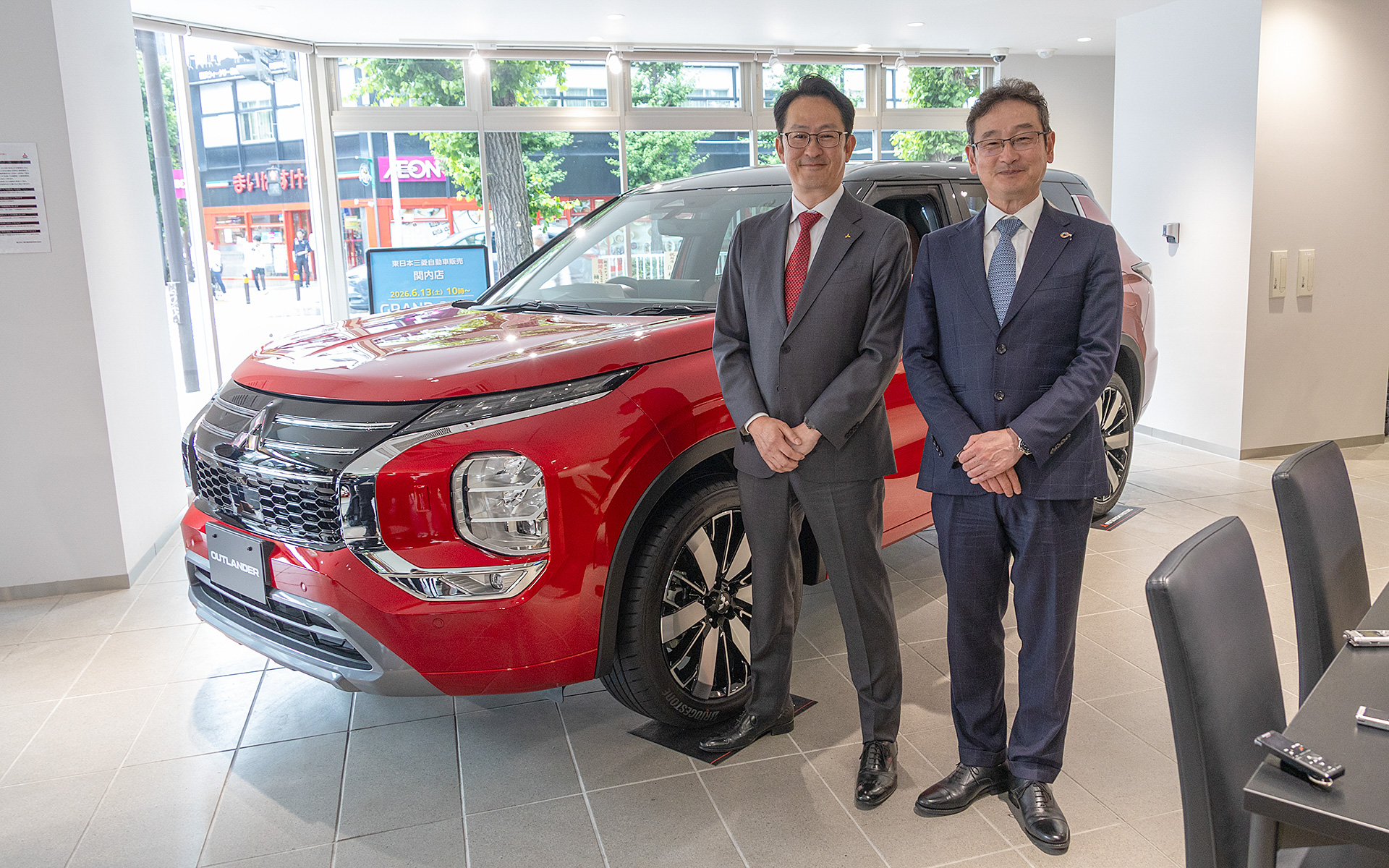 東日本三菱自動車販売の「関内店」としてオープンする新規店舗で取材会が開催された。この会では店舗の撮影のほか、東日本三菱自動車販売 取締役社長の大平容禄氏（右）と、三菱自動車 代表執行役副社長（営業担当）の五十嵐京矢氏（左）によるあいさつが行なわれた