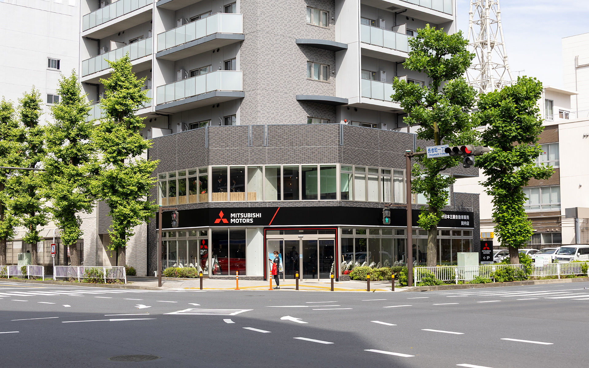 神奈川県横浜市中区長者町1-4-14 ベイサイドヒルズ関内1階にオープンした東日本三菱自動車販売の関内店。長者町一丁目交差点に面している