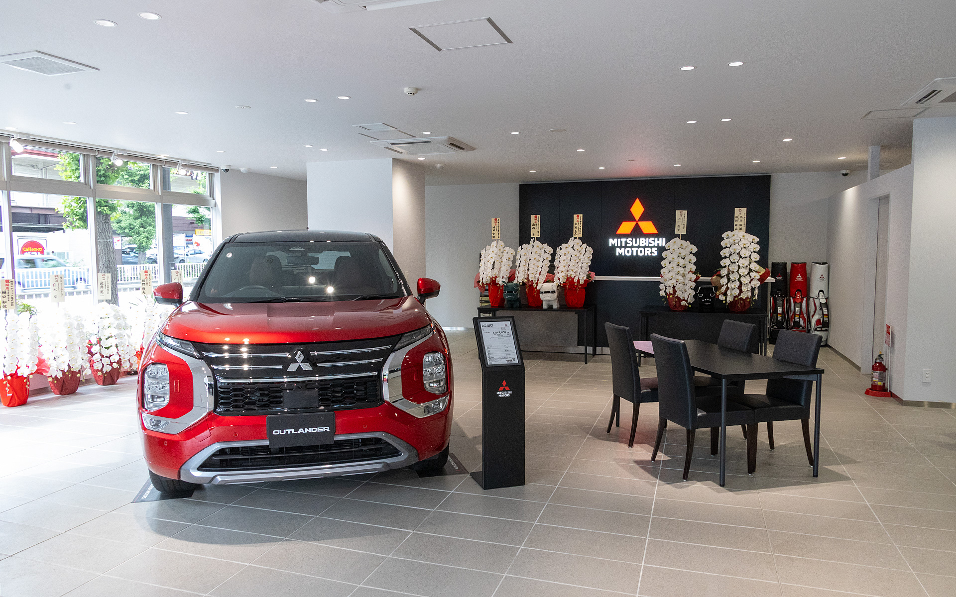 「関内店」の内装。当初の展示車は「アウトランダーPHEV」で、その後、「デリカミニ」も展示される予定。販売特化型の店舗であるが、三菱自動車が今後展開を予定しているハイブランド店としての位置づけではないという
