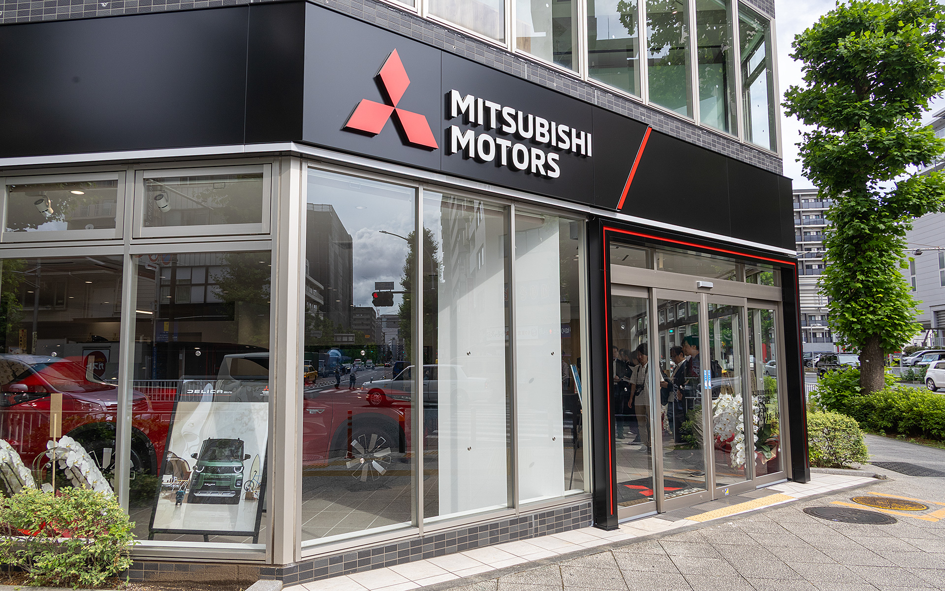 人通りもクルマ通りも多い。大きな交差点に面している立地のため、立ち寄りやすいお店にしていくとのこと
