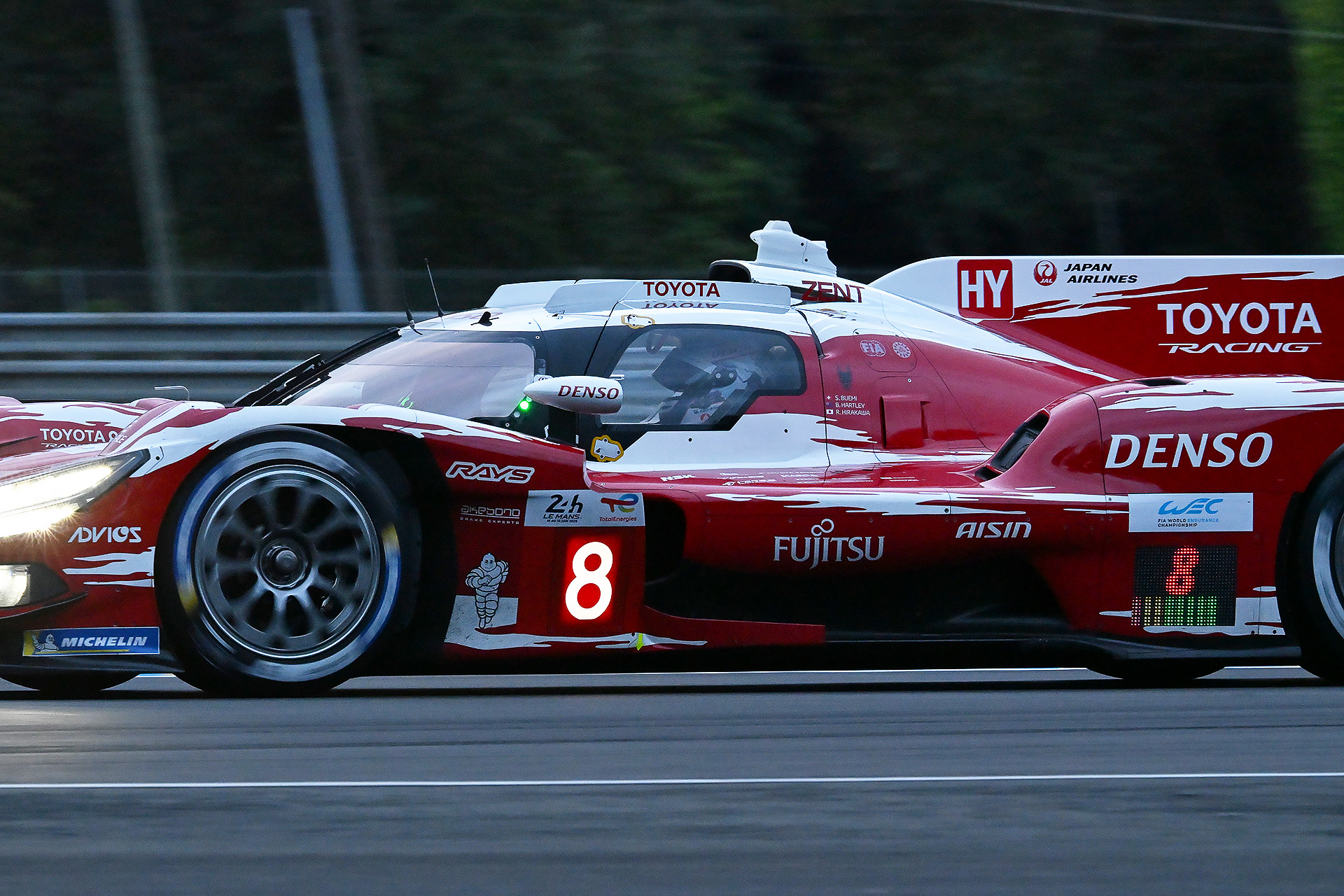 8号車をドライブする平川亮選手