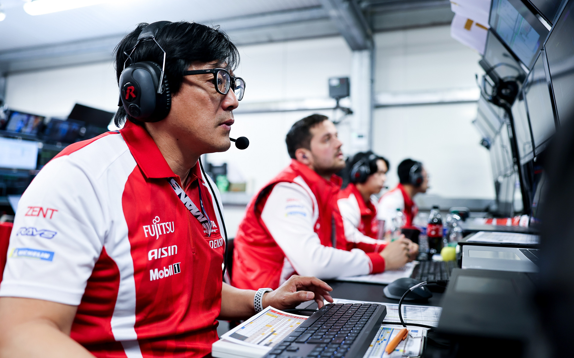 トヨタレーシングでは、ドライバーだけでなくエンジニアの戦いも見てほしいと小林可夢偉チーム代表＆平川亮選手は語った