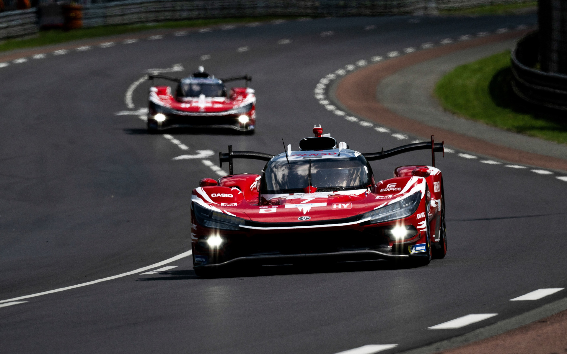 トヨタレーシングの7号車 TR010ハイブリッド（マイク・コンウェイ/ニック・デ・フリース/小林可夢偉）と、8号車 TR010ハイブリッド（セバスチャン・ブエミ/ブレンドン・ハートレー/平川亮）