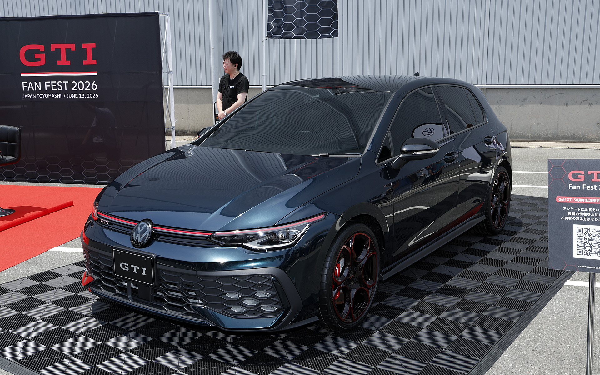 ダークグリーンのボディカラーを採用した「ゴルフGTI 50周年記念限定車」（プロトタイプ）を公開