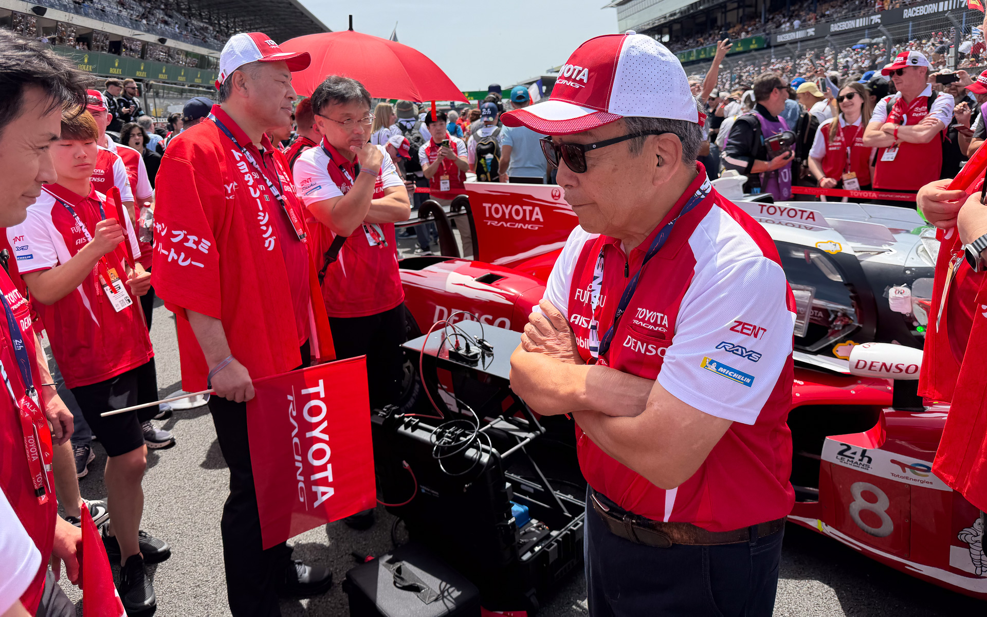 スターティンググリッドには、中嶋裕樹副社長や内山田竹志前会長が訪れ、トヨタレーシング TR010ハイブリッドの仕上がり具合を確認していた