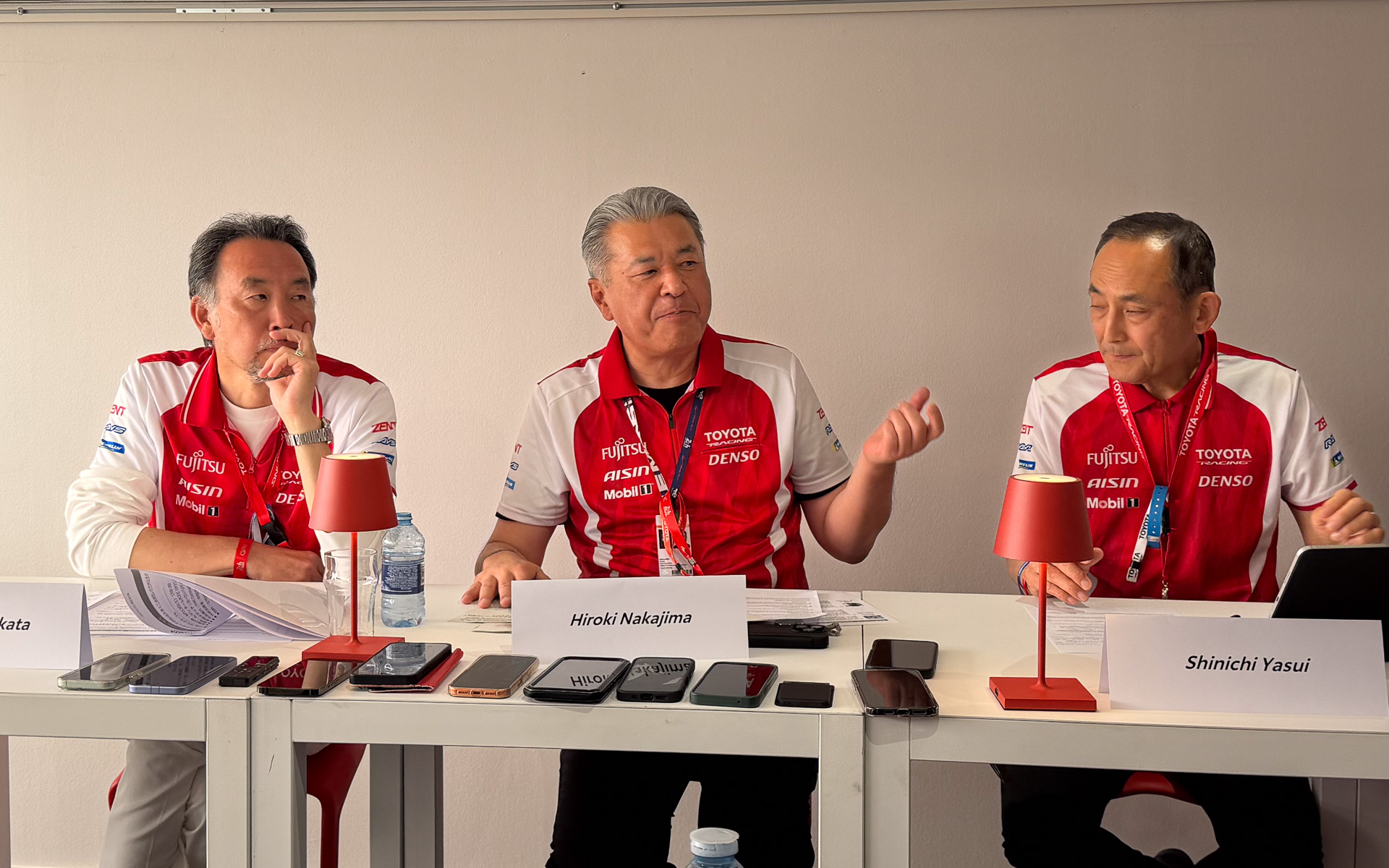 欧州メディアとの会見はトヨタモーターヨーロッパ社長兼CEO 中田佳宏氏（左）、同 CTO 安井慎一氏（右）とともに行なわれた