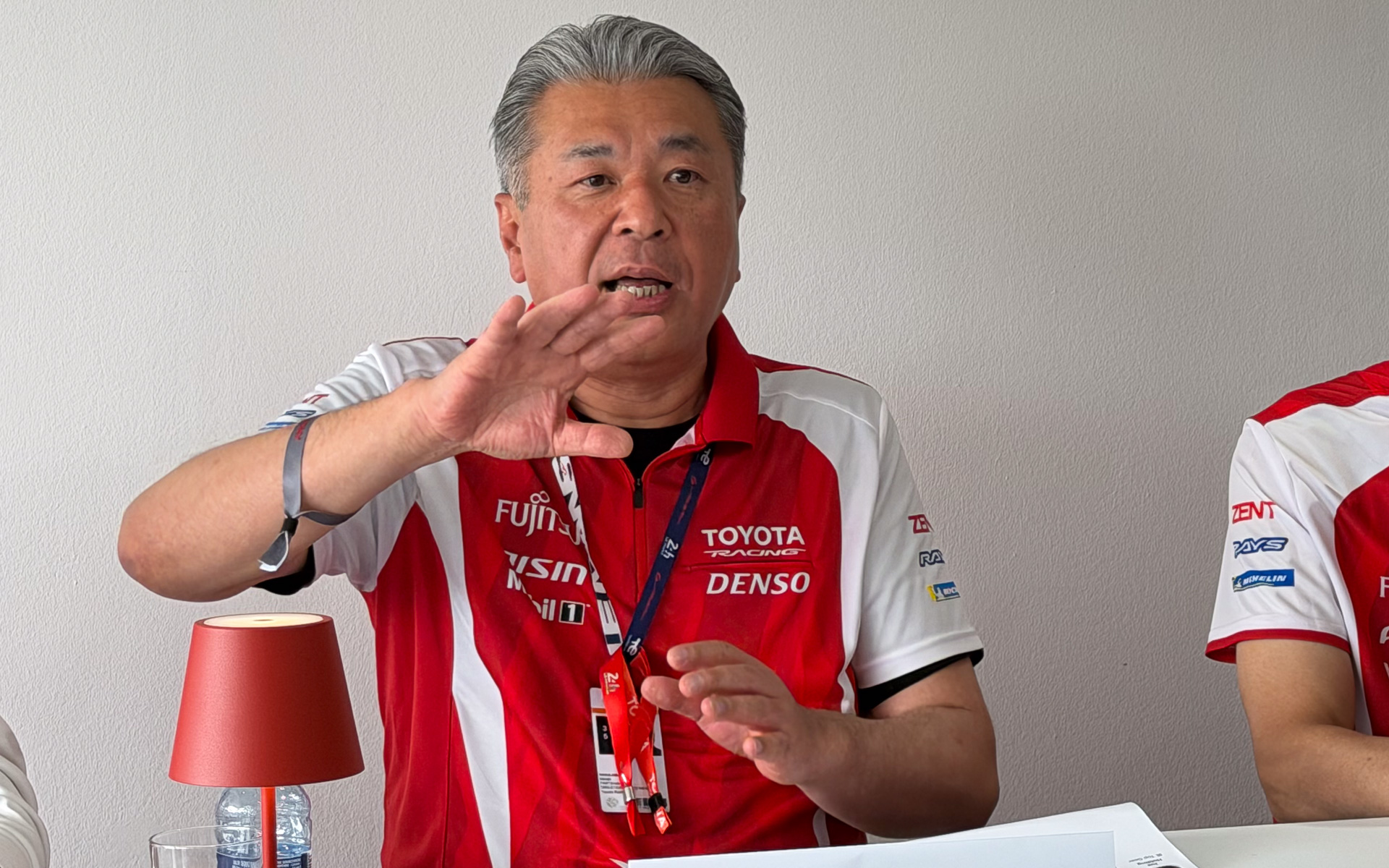 富士24時間レースではジャイアーノとして登場したが、ル・マン24時間レースではトヨタレーシングを率いるリーダーとして欧州メディアの質問に答えたトヨタ自動車株式会社 代表取締役副社長兼CTO 中嶋裕樹氏