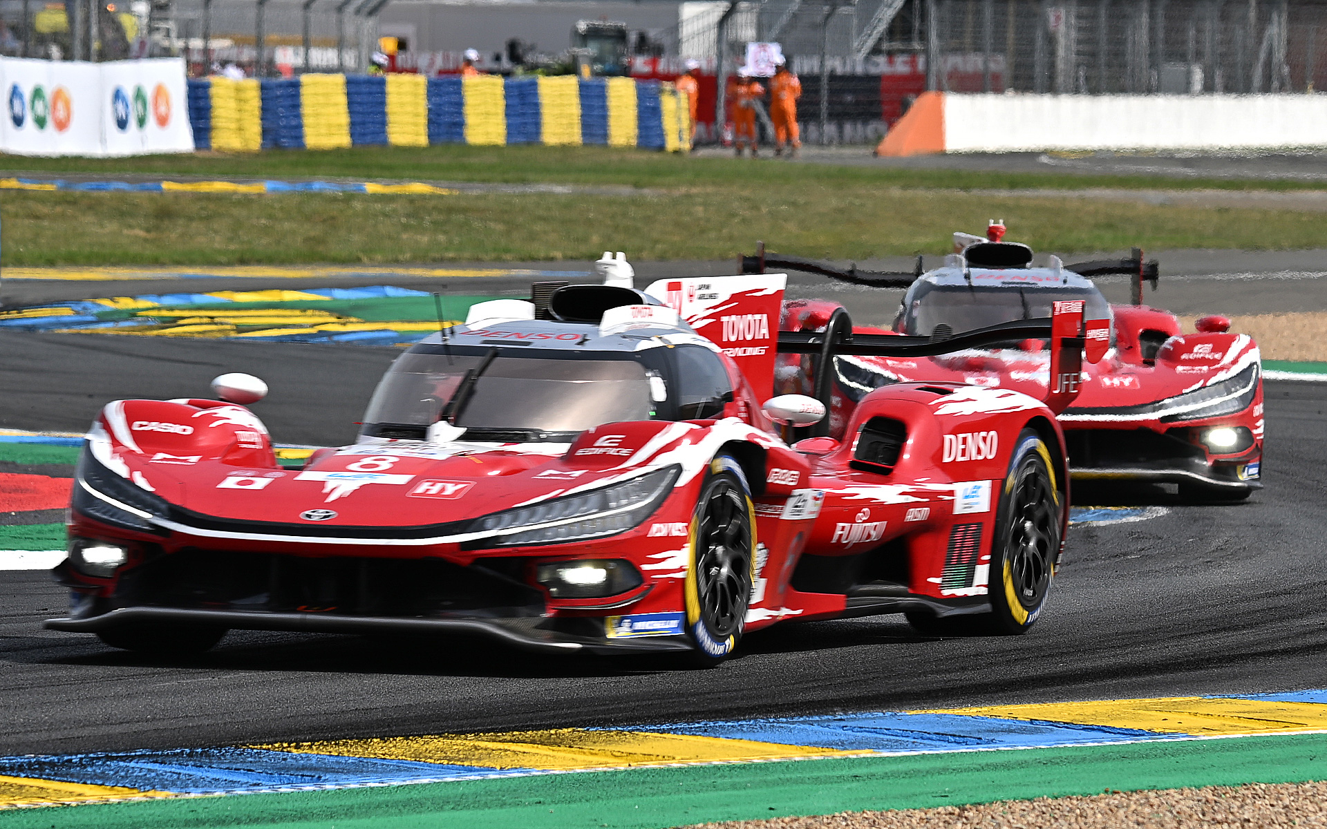 ハイペースで首位を猛追するトヨタレーシング 7号車 TR010ハイブリッド（マイク・コンウェイ/ニック・デ・フリース/小林可夢偉）、8号車 TR010ハイブリッド（セバスチャン・ブエミ/ブレンドン・ハートレー/平川亮）