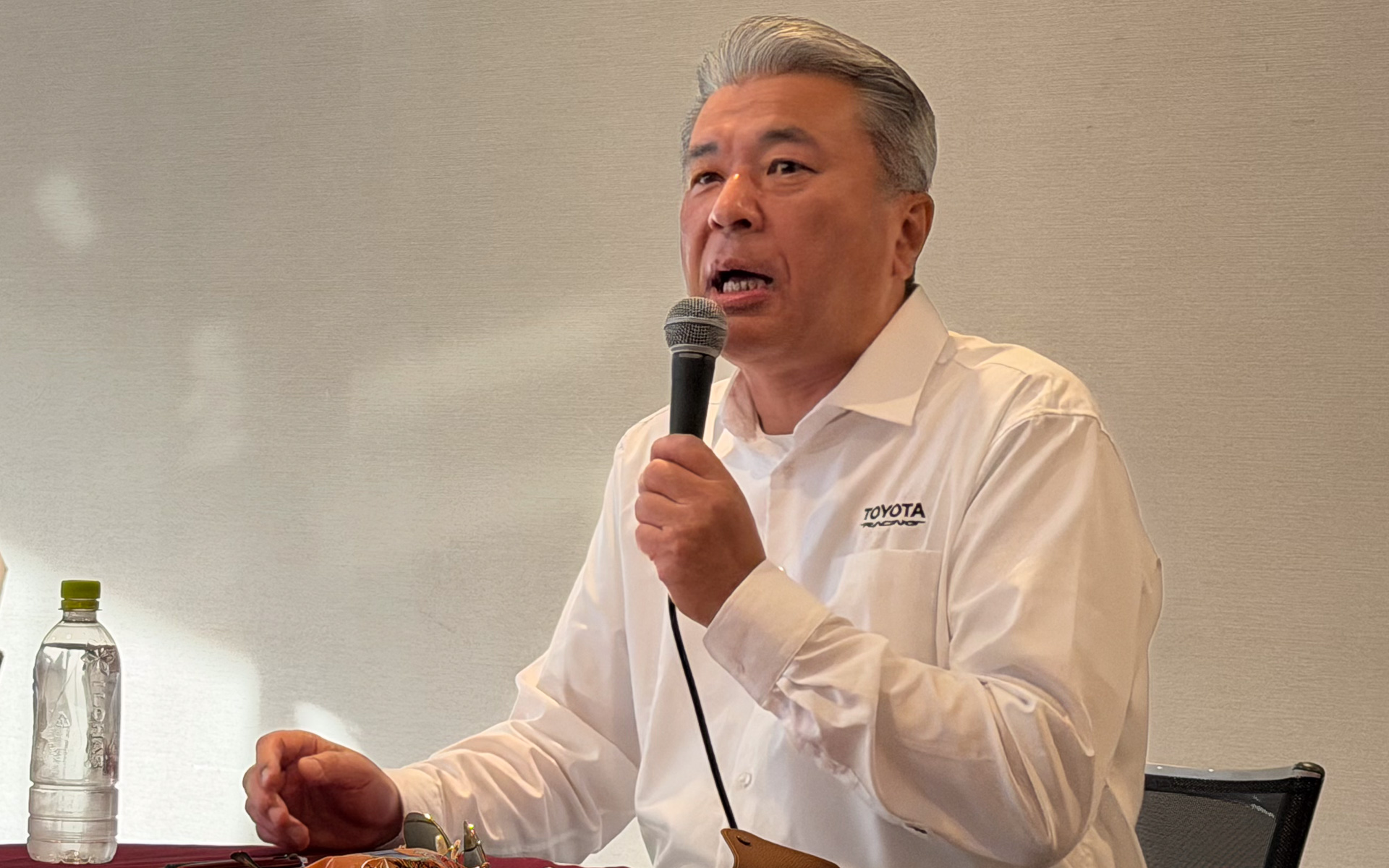 中嶋裕樹副社長は「モリゾウの力を借りずにトヨタのエンジニアだけで必ずル・マン24時間で優勝し、トロフィーをここに叩き付ける」と東京オートサロンで宣言。エンジニアを鼓舞し、ル・マン24時間の優勝トロフィーを奪還した