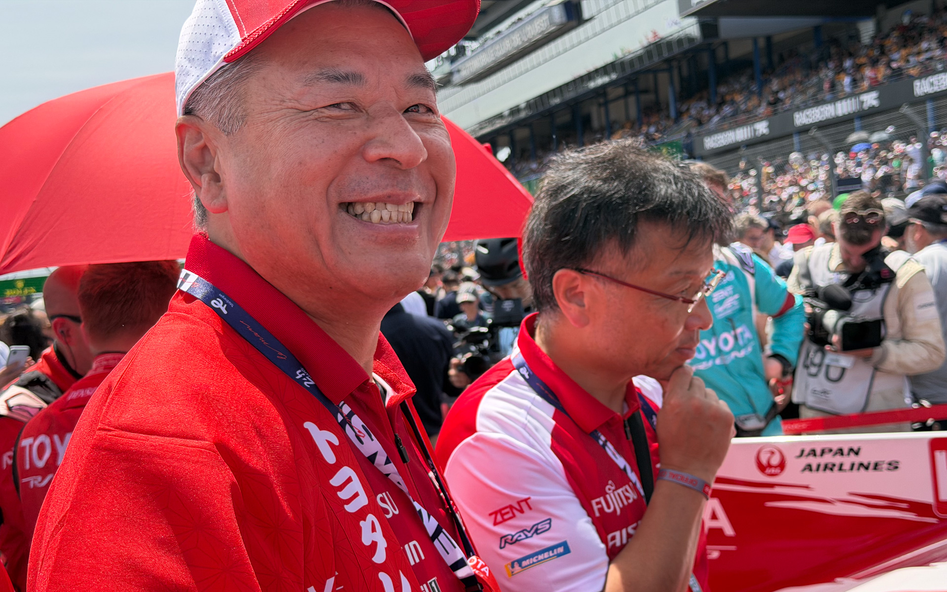 ル・マン24時間レースのグリッドウォークに現われたジャイアーノこと中嶋裕樹副社長（左）。予選ポジションは下位に沈んだが、見事1-3フィニッシュを成し遂げた