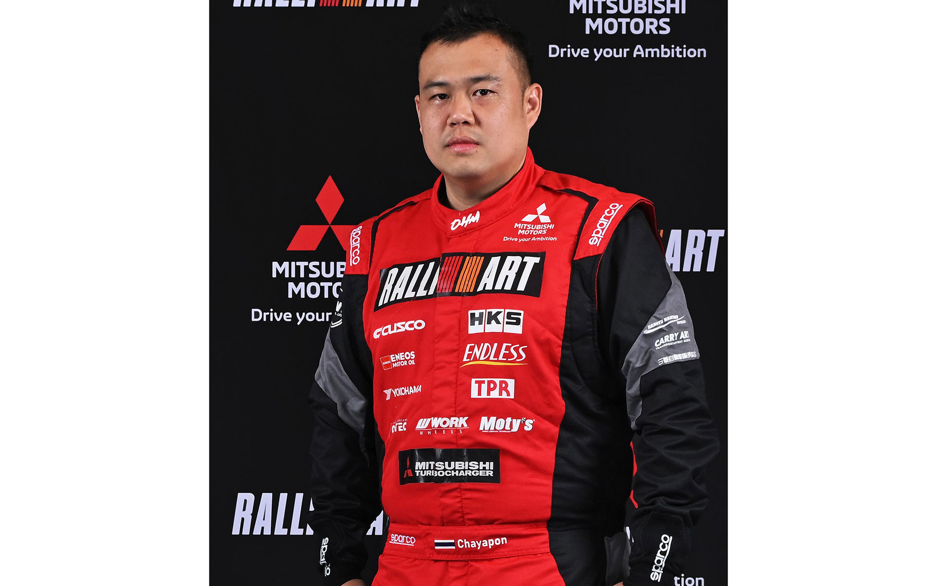 チャヤポン・ヨーター選手。タイ国内の数多くのラリーやレースで活躍中。AXCRでは2022年と2025年の2度、総合優勝を飾っている。丁寧で正確、さらに車両を労わる“壊さない速さ”を持つドライバーとして定評がある