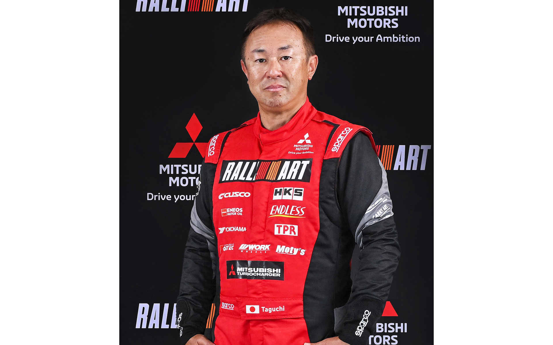 田口勝彦選手。FIAアジアパシフィックラリー選手権のチャンピオンを2度獲得するなど、海外でも活躍する国際的なラリードライバー。AXCR2025でも日本人ペア最上位の総合5位の成績を収めた