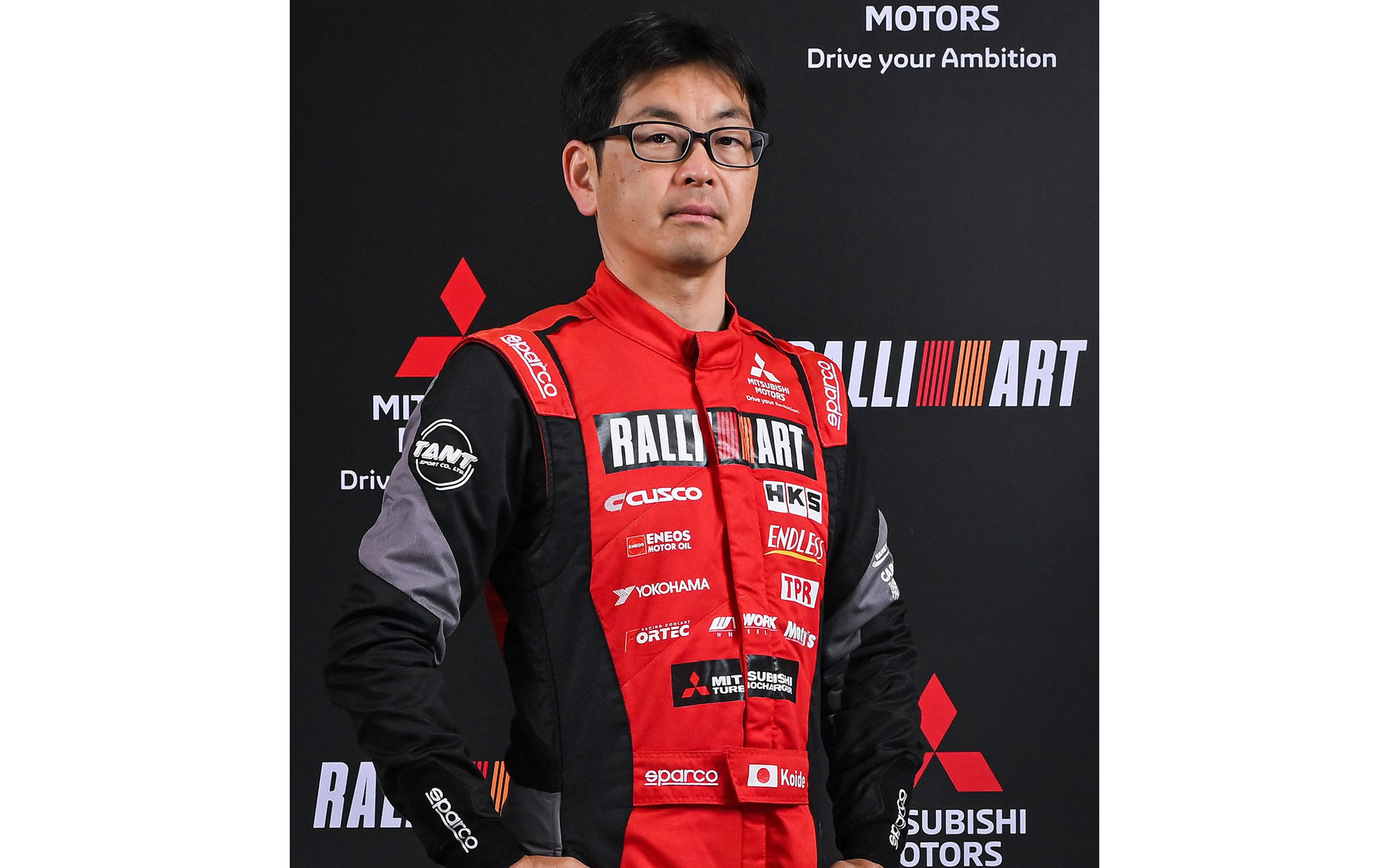 小出一登選手。三菱自動車のテストドライバーとして、これまでに「パジェロ」や「ランサーエボリューション」など、数々の新型車の試験を担当。現在ではテストドライバーの運転教育インストラクターや国内外イベントなどでデモンストレーションドライバーを務める