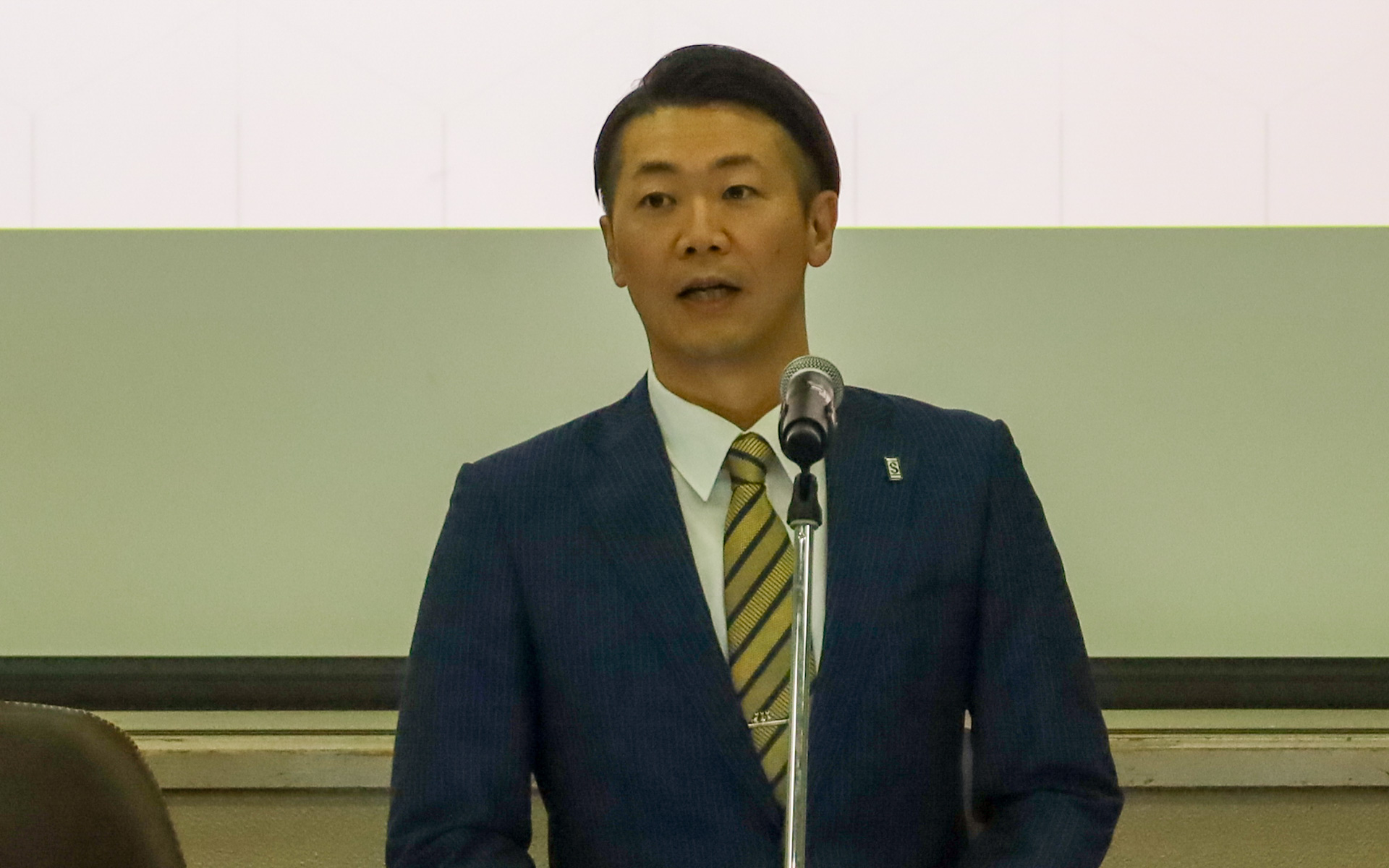 公開授業の冒頭であいさつを行なう青稜中学校・高等学校の青田泰明校長