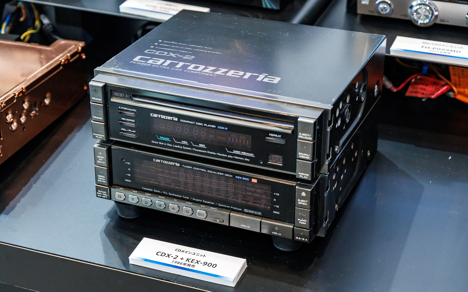 カロッツェリアブランドで最初にリリースされたCDメインユニット「CDX-2」と「KEX-900」