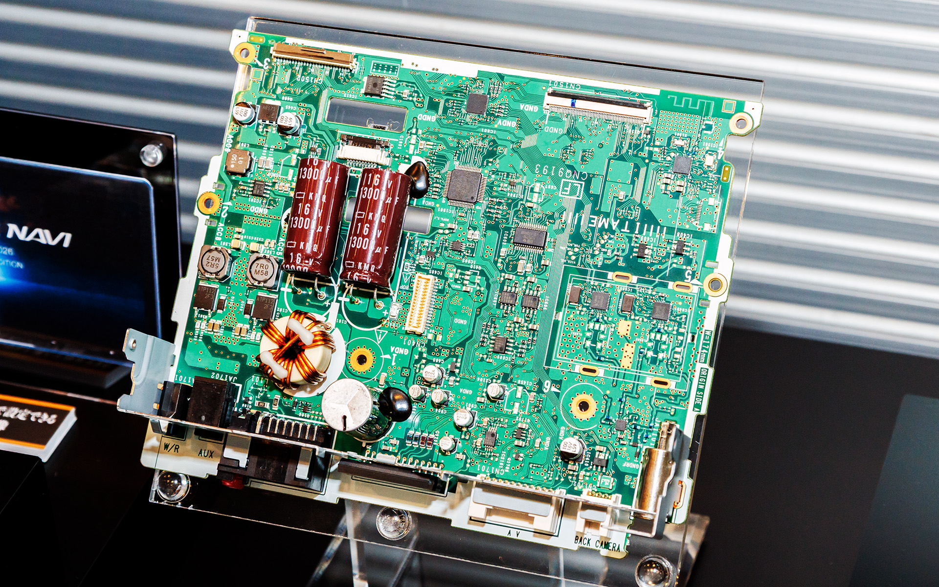 メイン基板。中央右にあるのがMUSESのオペアンプ。左下には高音質フルカスタムトロイダルコイルが見える