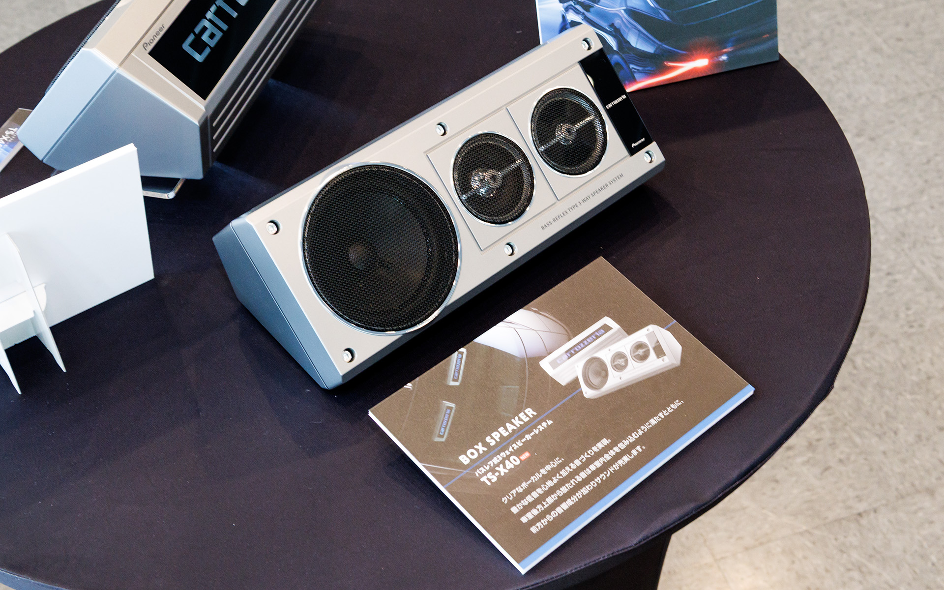 ボックススピーカーTS-X40。「TS-X60」など1980年代に発売された光るボックススピーカーをモチーフとしつつ現代的なデザインや再生能力を採用