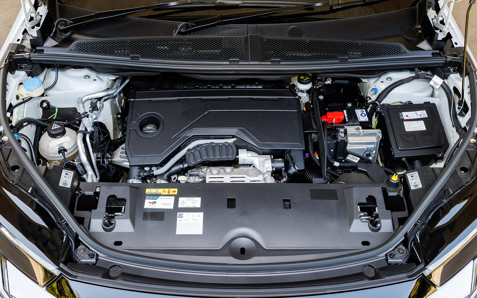 最高出力100kW（135PS）/5500rpm、最大トルク230Nm/1750rpmを発生する直列3気筒DOHC 1.2リッターターボエンジンを搭載し、トランスミッションには6速ATを採用。さらに、最高出力16kW、最大トルク51Nmのモーターで走りをアシストする