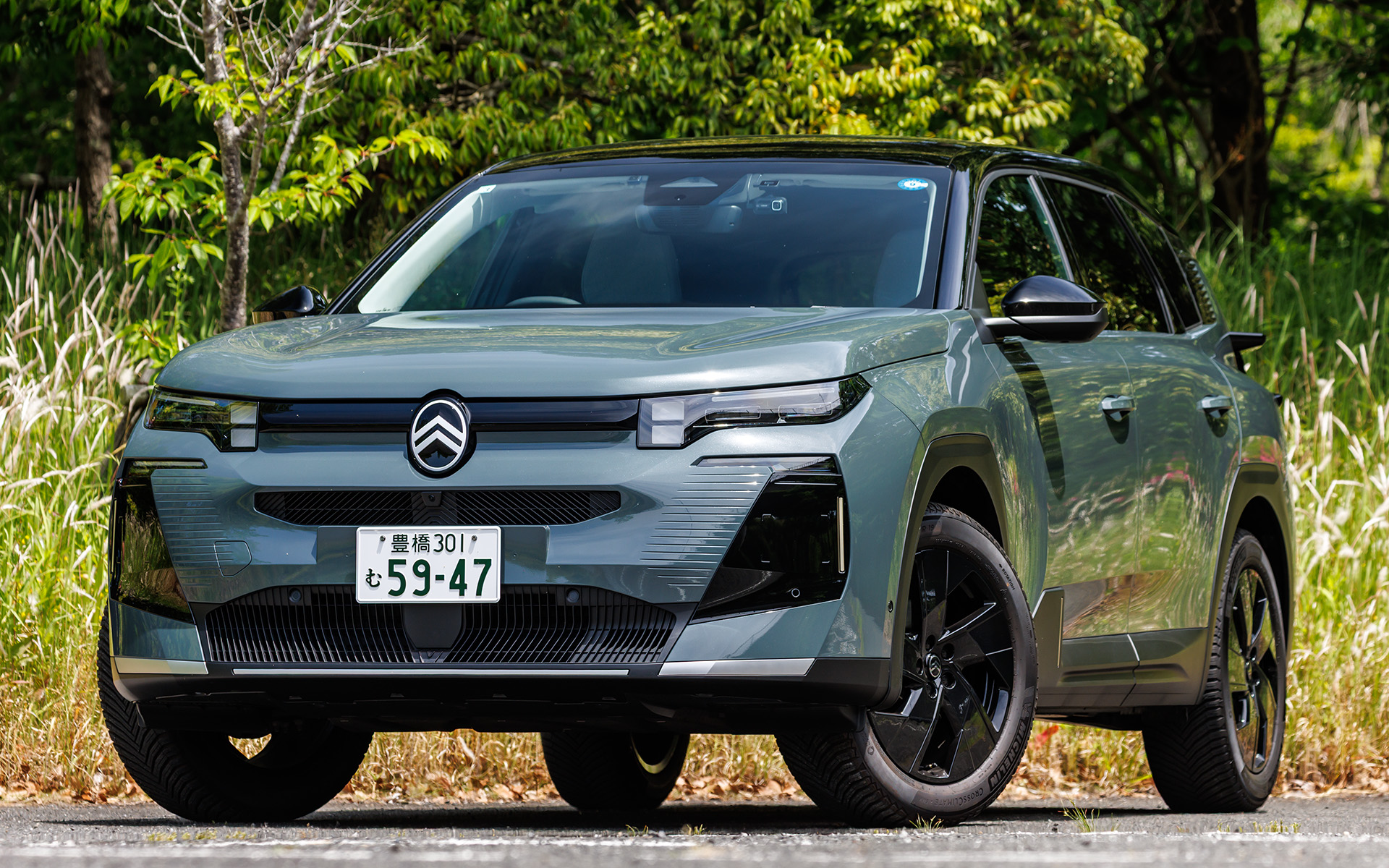 撮影車は「C5 エアクロス MAX HYBRID」。ボディサイズは4655×1905×1710mm（全長×全幅×全高）、ホイールベースは2790mm、車両重量は1630kg。ボディカラーは新色の「ヴェール・アストリア」