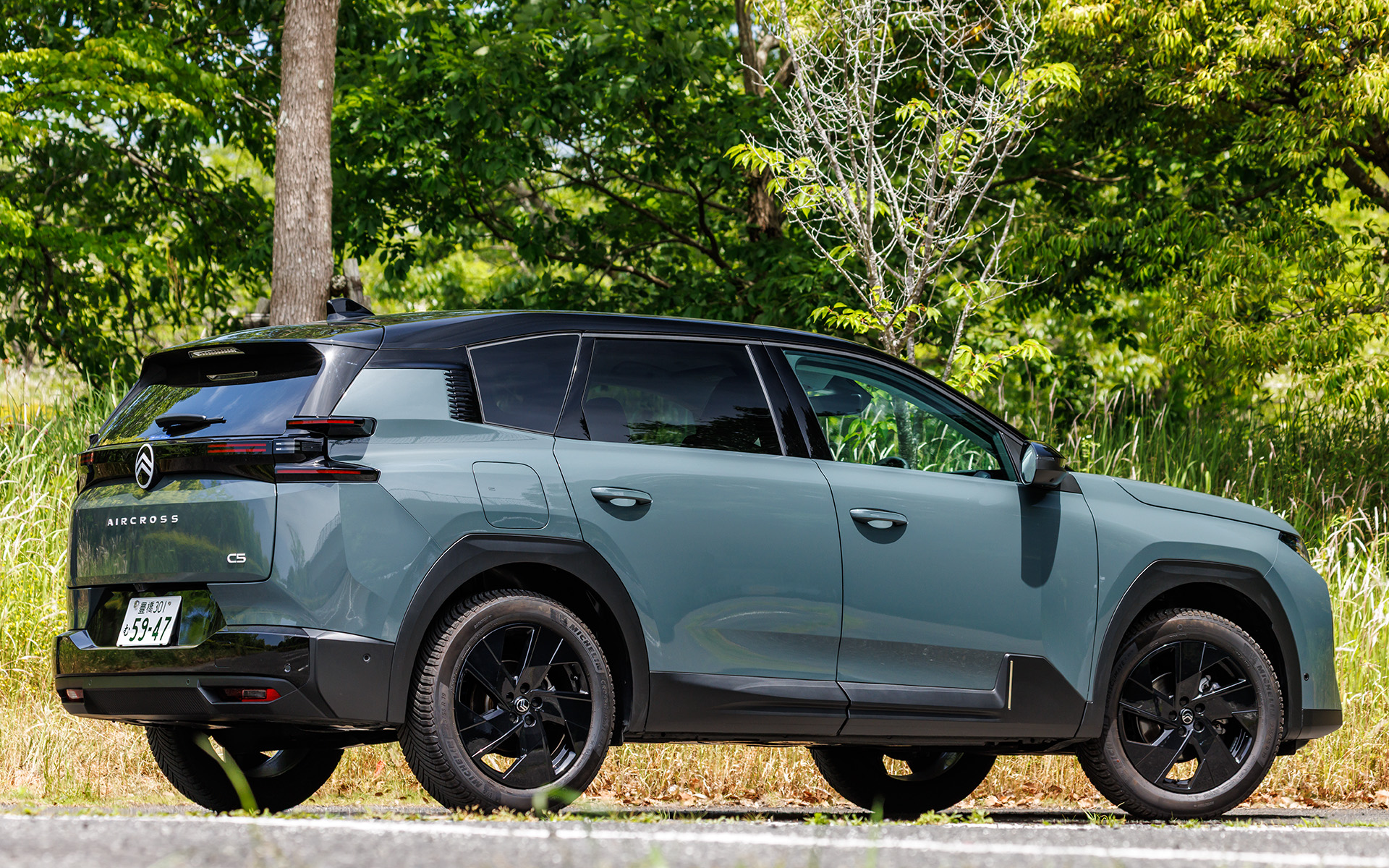 撮影車は「C5 エアクロス MAX HYBRID」。ボディサイズは4655×1905×1710mm（全長×全幅×全高）、ホイールベースは2790mm、車両重量は1630kg。ボディカラーは新色の「ヴェール・アストリア」