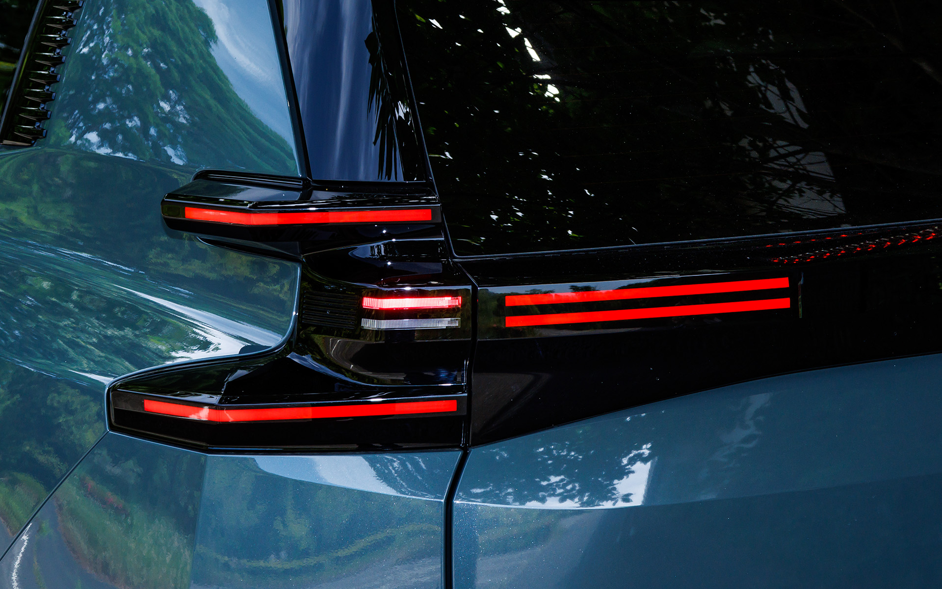 フロントの3つのセグメントに分割されたシグネチャーライトと、「Citroën Light Wings（シトロエン ライト ウイングス）」のデザインを取り入れた3本のラインのテールランプで、シトロエンらしい個性的な印象を強調する