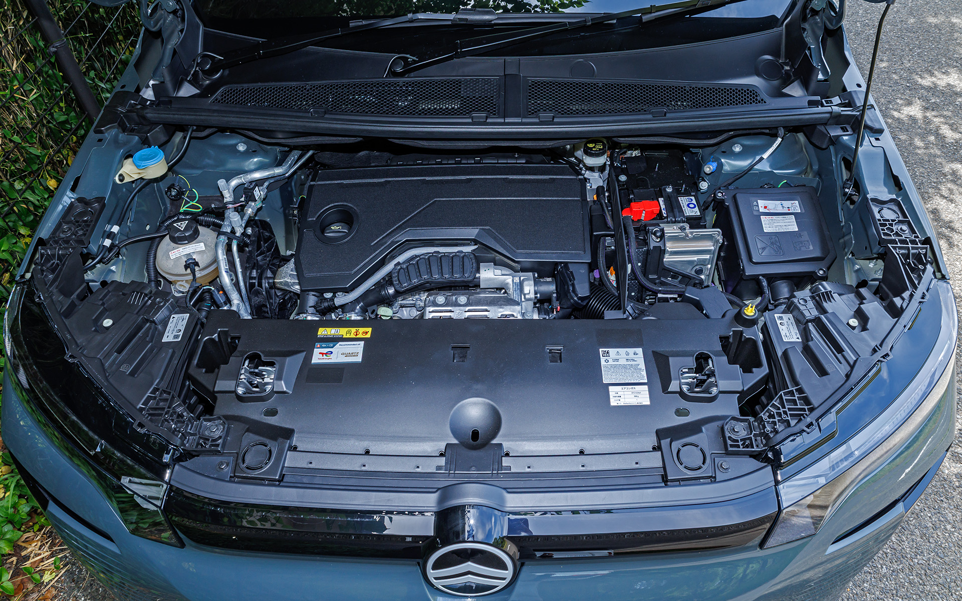 最高出力100kW（136PS）/5500rpm、最大トルク230Nm/1750rpmを発生する直列3気筒DOHC 1.2リッターターボエンジンを搭載し、トランスミッションには6速ATを採用する。さらに、ハイブリッドシステムとして最高出力15kW/4264rpm、最大トルク51Nm/750-2499rpmを発生するモーターを組み合わせる