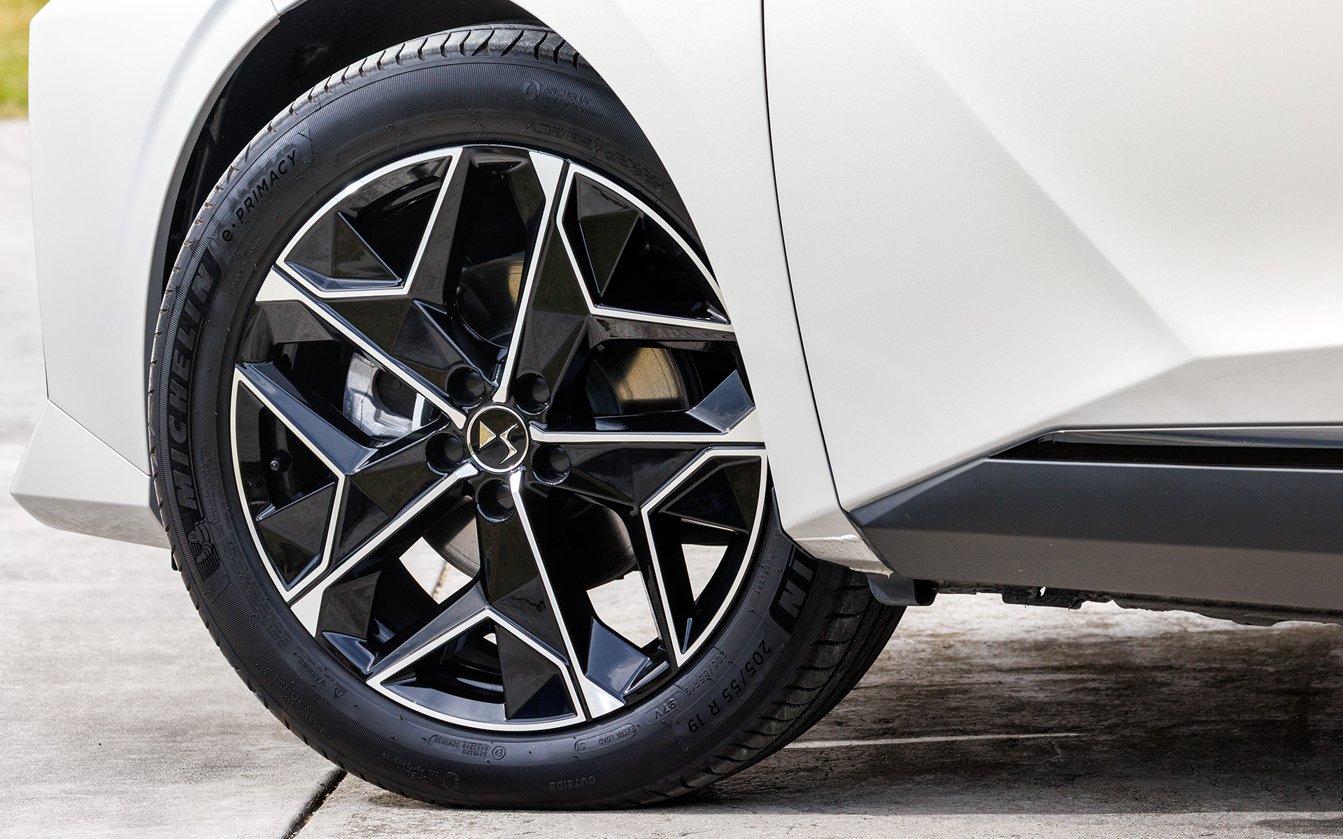 19インチアロイホイール［LIMA］にはミシュラン「e-PRIMACY」（205/55R19）を組み合わせる