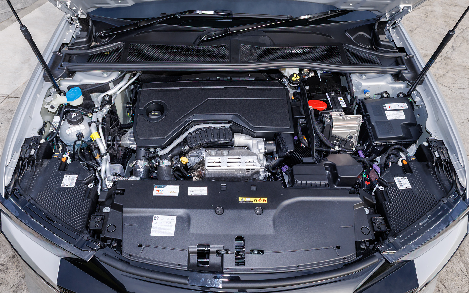 最高出力100kW（136PS）/5500rpm、最大トルク230Nm/1750rpmを発生する直列3気筒DOHC 1.2リッターターボエンジンを搭載し、トランスミッションには6速ATを組み合わせる。さらに、トランスミッション内に最高出力15kW/4264rpm、最大トルク51Nm/750-2499rpmの電動モーターを搭載。市街地などではモーターのみでの電動走行も可能としている