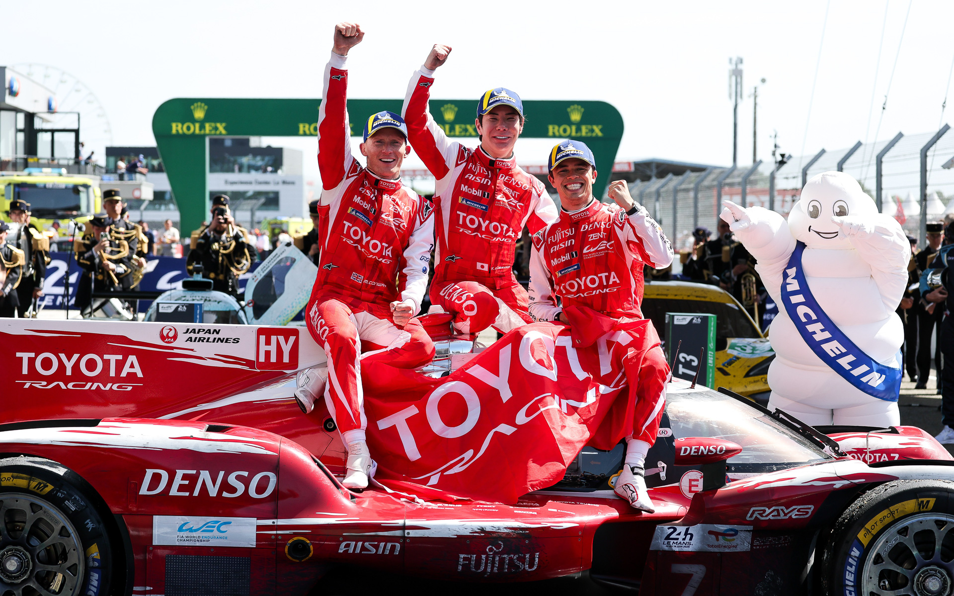 ル・マン24時間レースを優勝した、トヨタレーシング7号車 TR010ハイブリッド（マイク・コンウェイ/ニック・デ・フリース/小林可夢偉）