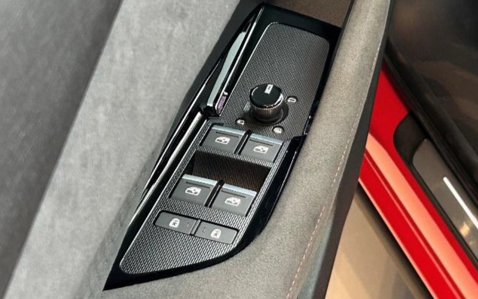 新型「Q3」のドアスイッチパネルに植物由来のバイオエンプラ「デュラビオ」が採用された