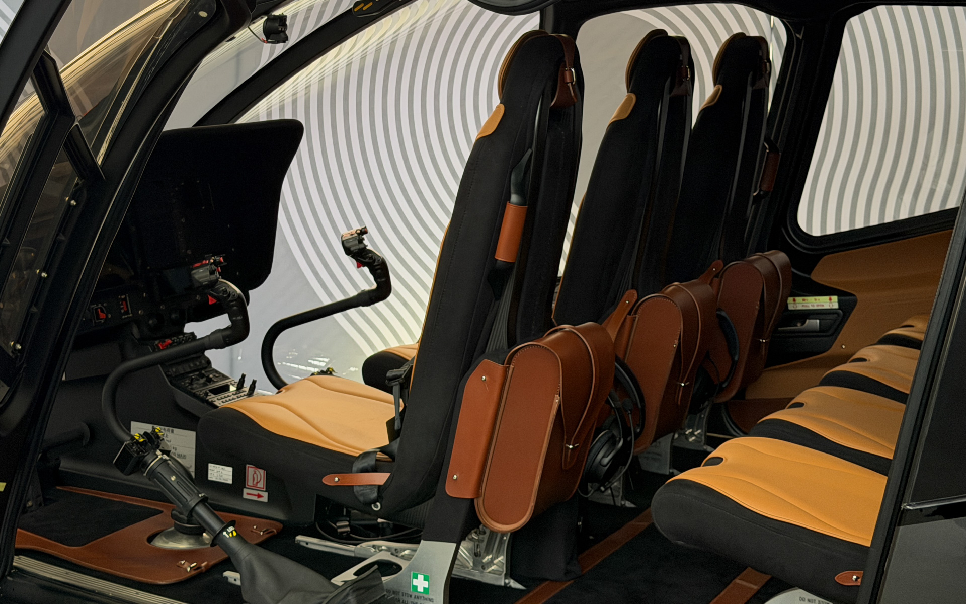 特別仕様のラグジュアリーなレザーシートの採用などアストンマーティンの美学が反映された機内