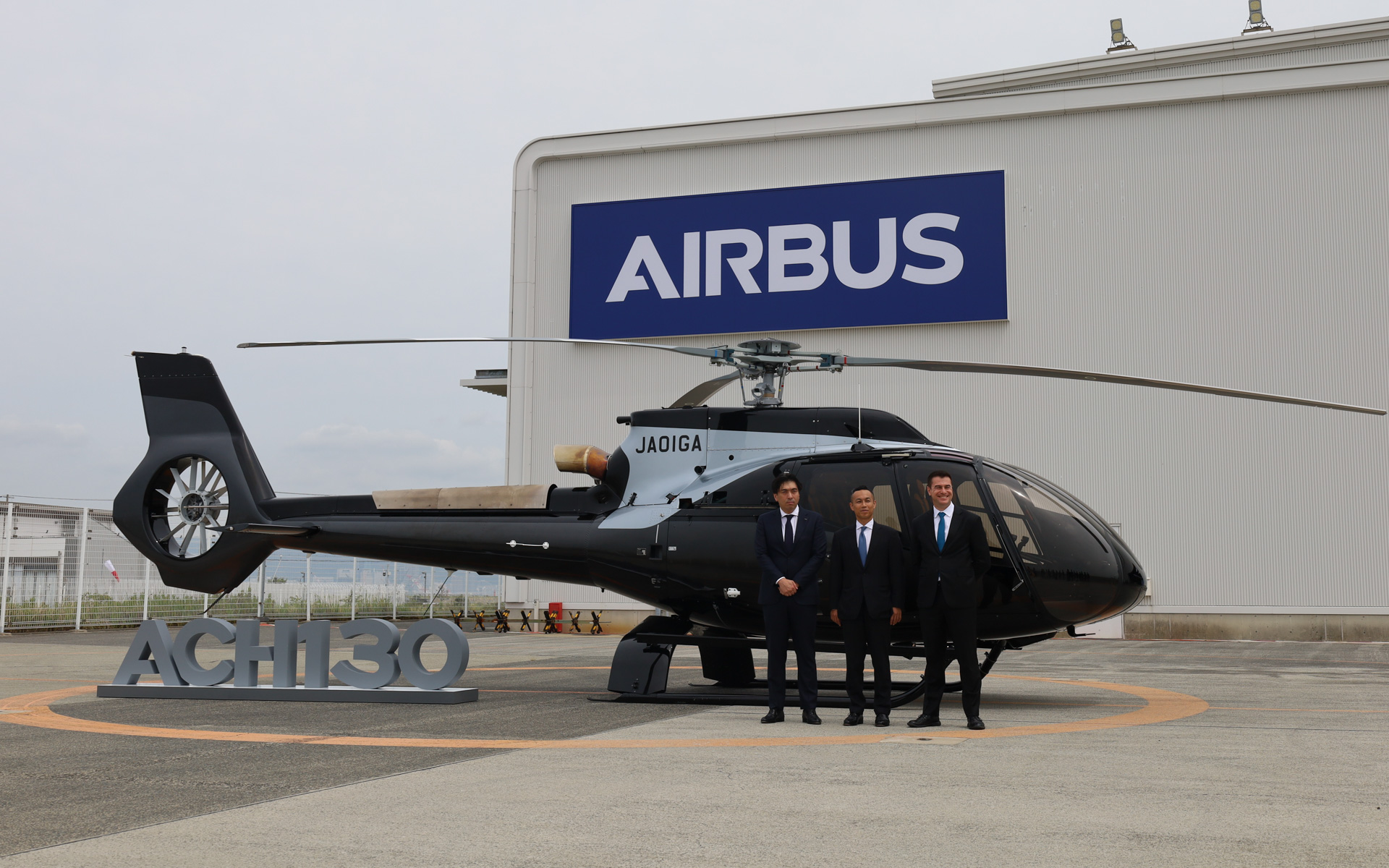 エアバス・ヘリコプターズ・ジャパン神戸空港事業所の格納庫に登場した、国内初納入となる「ACH130アストンマーティン・エディション」