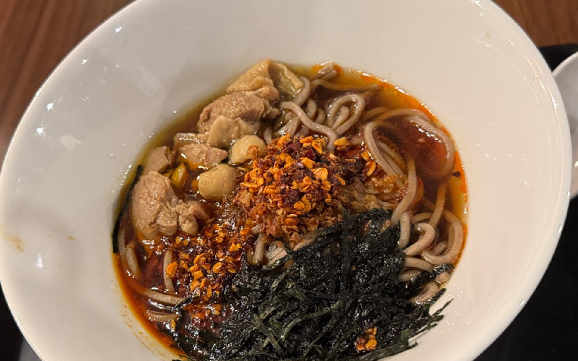 お店の佇まいやインテリアからして、たぶんお蕎麦が出てくるとは思えない雰囲気の「ツタンカーメン」。でもこれがクセになるお味でまた行きたいです