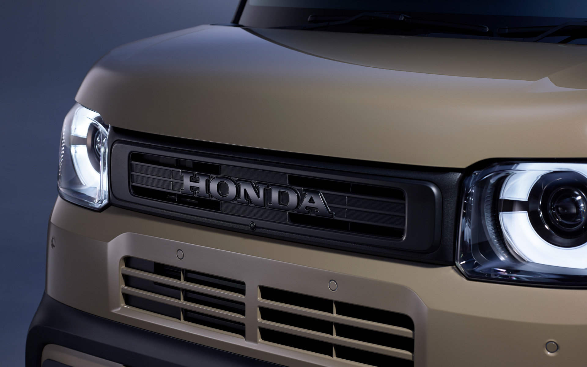 ベルリナブラック塗装のHONDAエンブレム