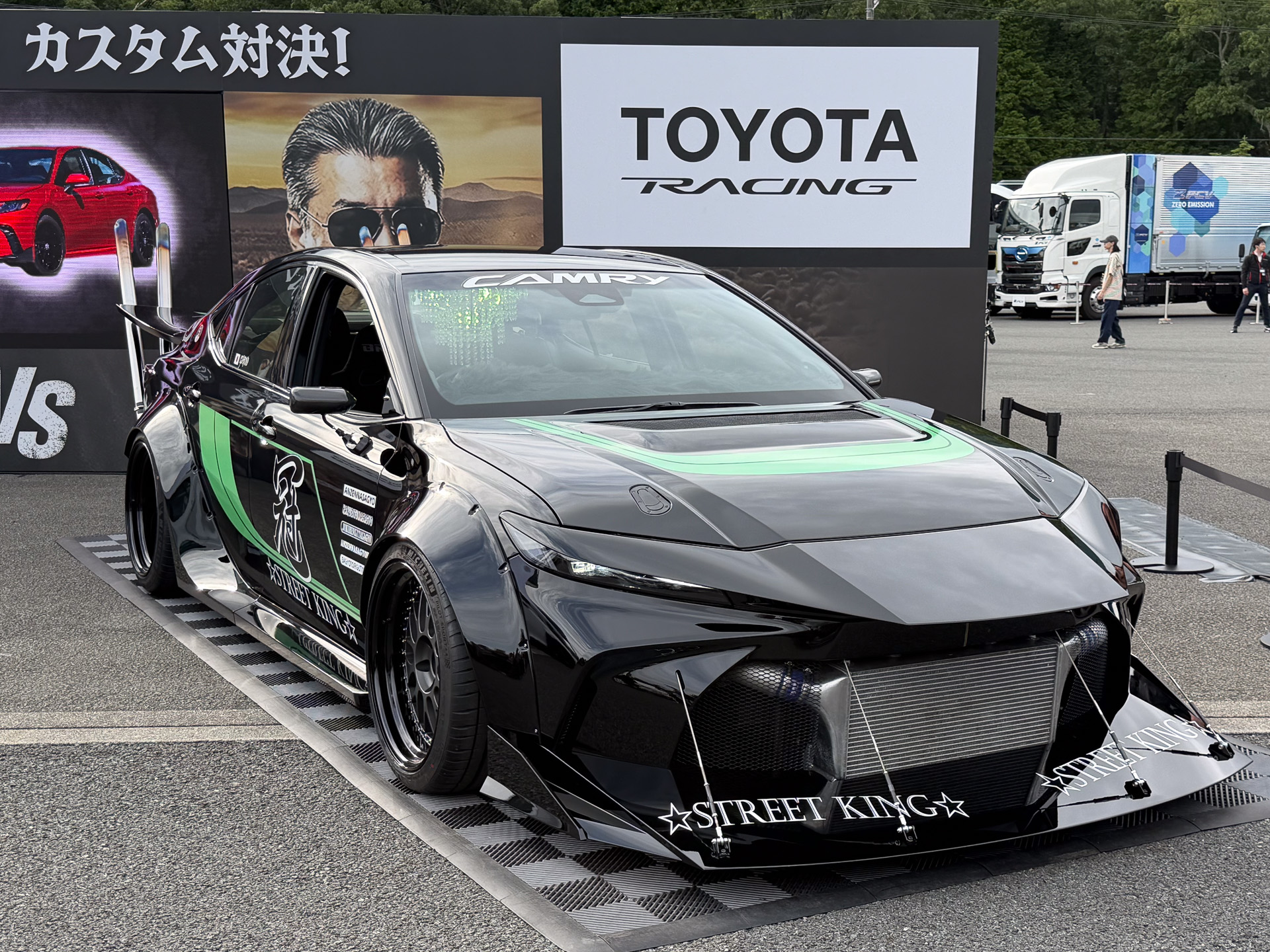 「よい品よい考」標語がデカデカと掲げられたカスタムカー対決に登場したジャイアーノ仕様カムリ。竹槍、出っ歯、ワークスフェンダー、ひさしなどトヨタ技術陣の心がこもっているクルマ。差し色は緑だが、なぜ緑なのか誰も知らない謎のクルマでもある